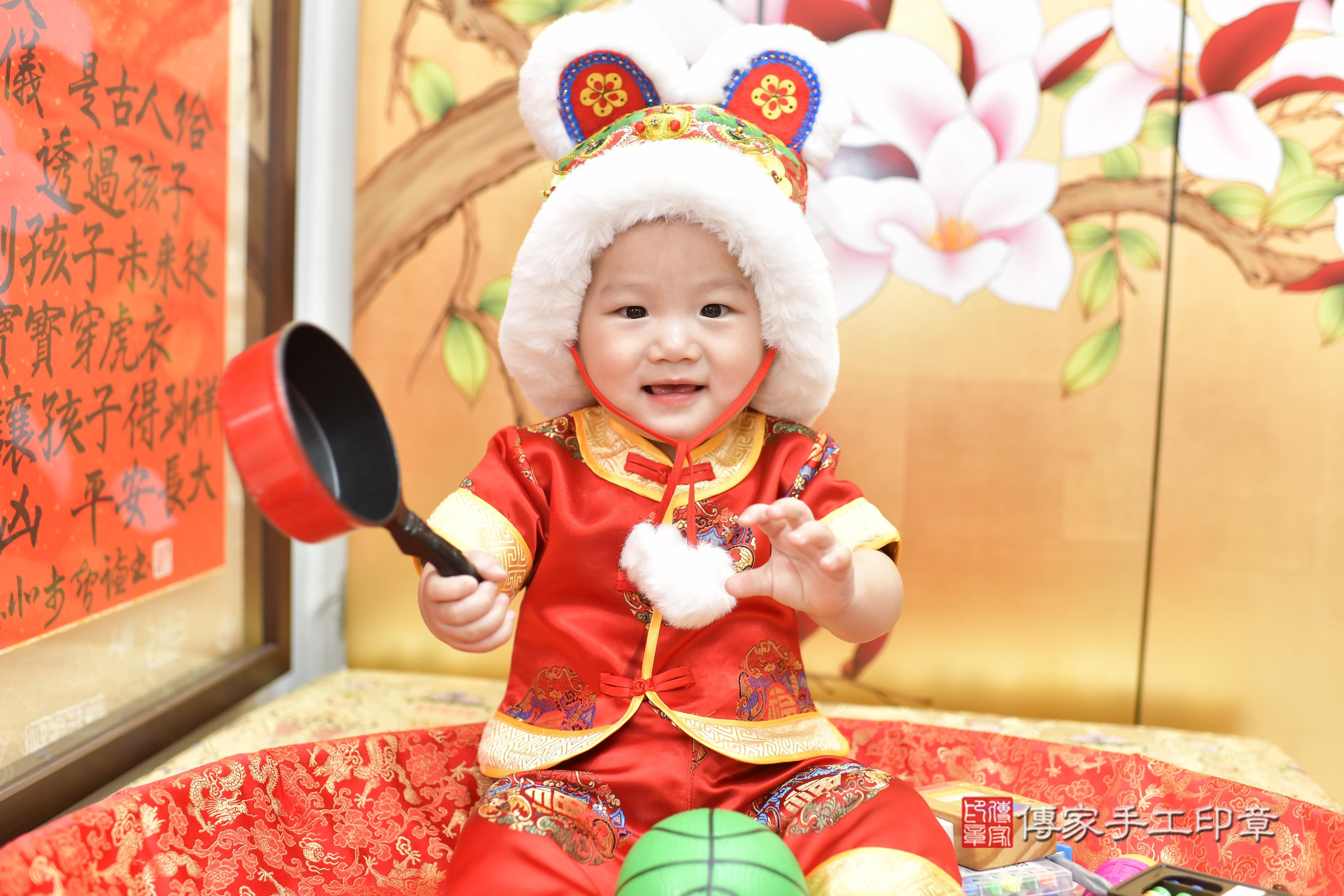 傳家手工印章新竹店、抓周、度脺、美式風會場、傳家嬰兒古禮、吉祥話、抓周道具物品24種、拍照。抓周證書。寶寶抓周、滿周歲、生日快樂、祝福 傳家手工印章新竹店、抓周、度脺、美式風會場、傳家嬰兒古禮、吉祥話、抓周道具物品24種、拍照。抓周證書。寶寶抓周、滿周歲、生日快樂、祝福