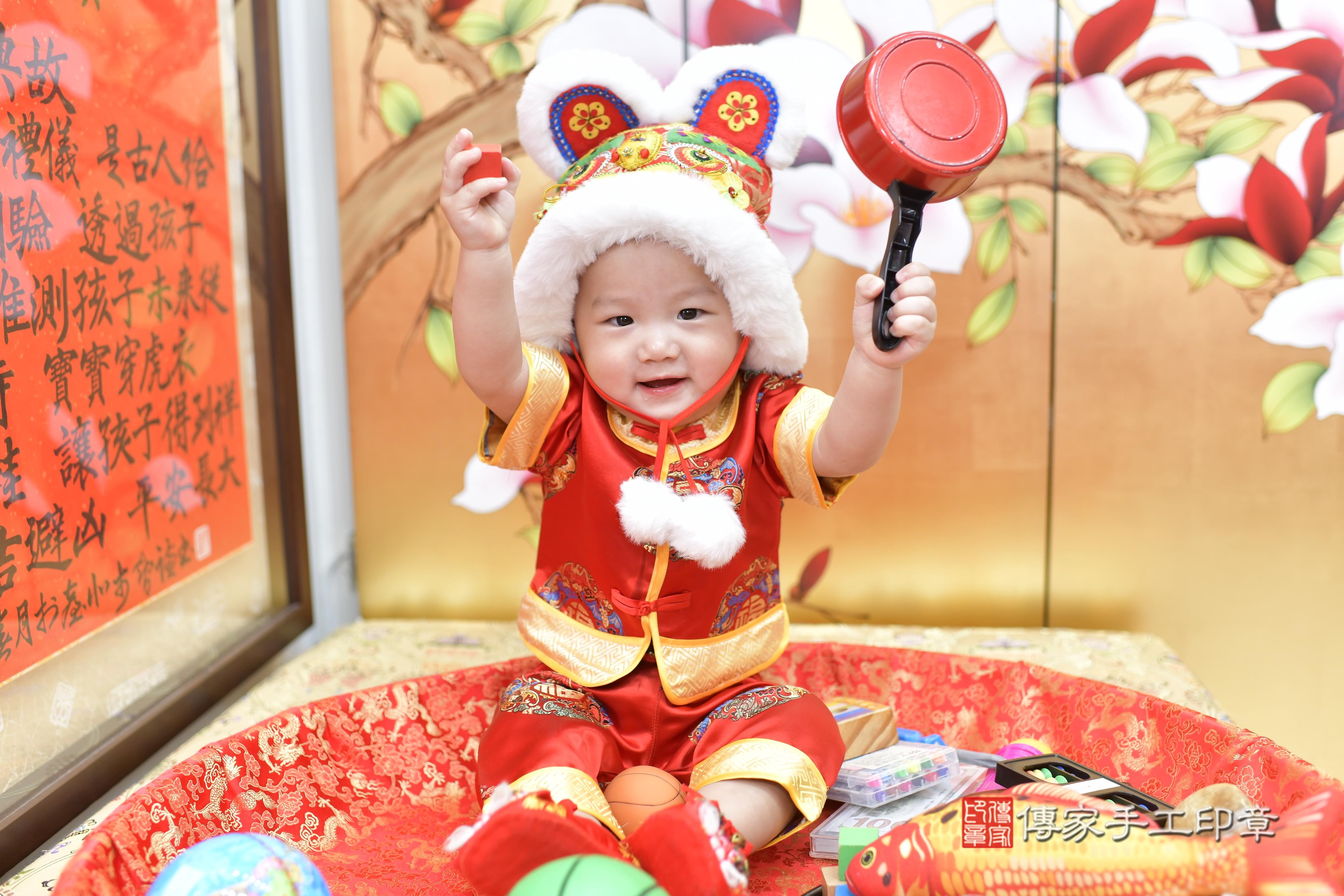 傳家手工印章新竹店、抓周、度脺、美式風會場、傳家嬰兒古禮、吉祥話、抓周道具物品24種、拍照。抓周證書。寶寶抓周、滿周歲、生日快樂、祝福 傳家手工印章新竹店、抓周、度脺、美式風會場、傳家嬰兒古禮、吉祥話、抓周道具物品24種、拍照。抓周證書。寶寶抓周、滿周歲、生日快樂、祝福