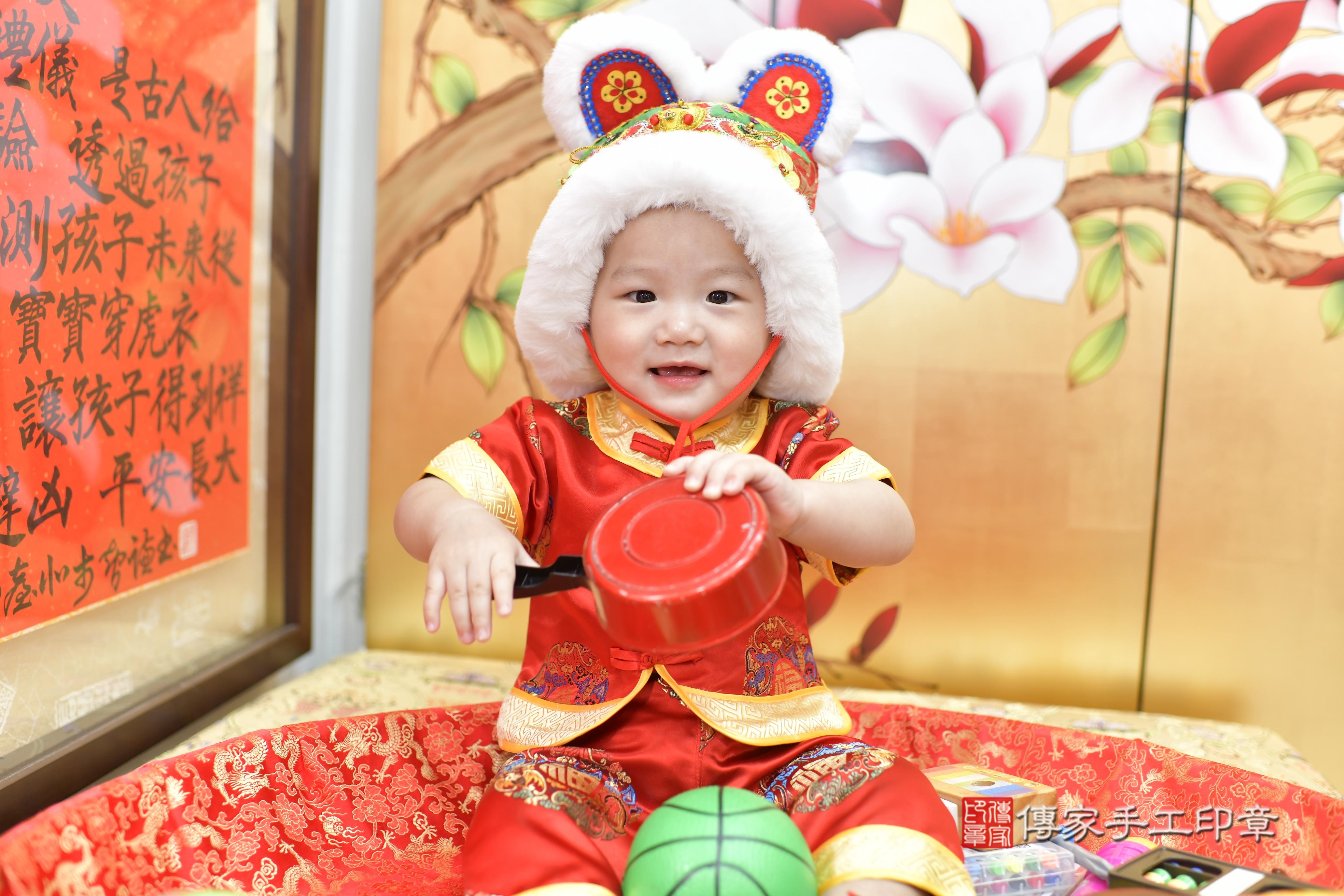 傳家手工印章新竹店、抓周、度脺、美式風會場、傳家嬰兒古禮、吉祥話、抓周道具物品24種、拍照。抓周證書。寶寶抓周、滿周歲、生日快樂、祝福 傳家手工印章新竹店、抓周、度脺、美式風會場、傳家嬰兒古禮、吉祥話、抓周道具物品24種、拍照。抓周證書。寶寶抓周、滿周歲、生日快樂、祝福