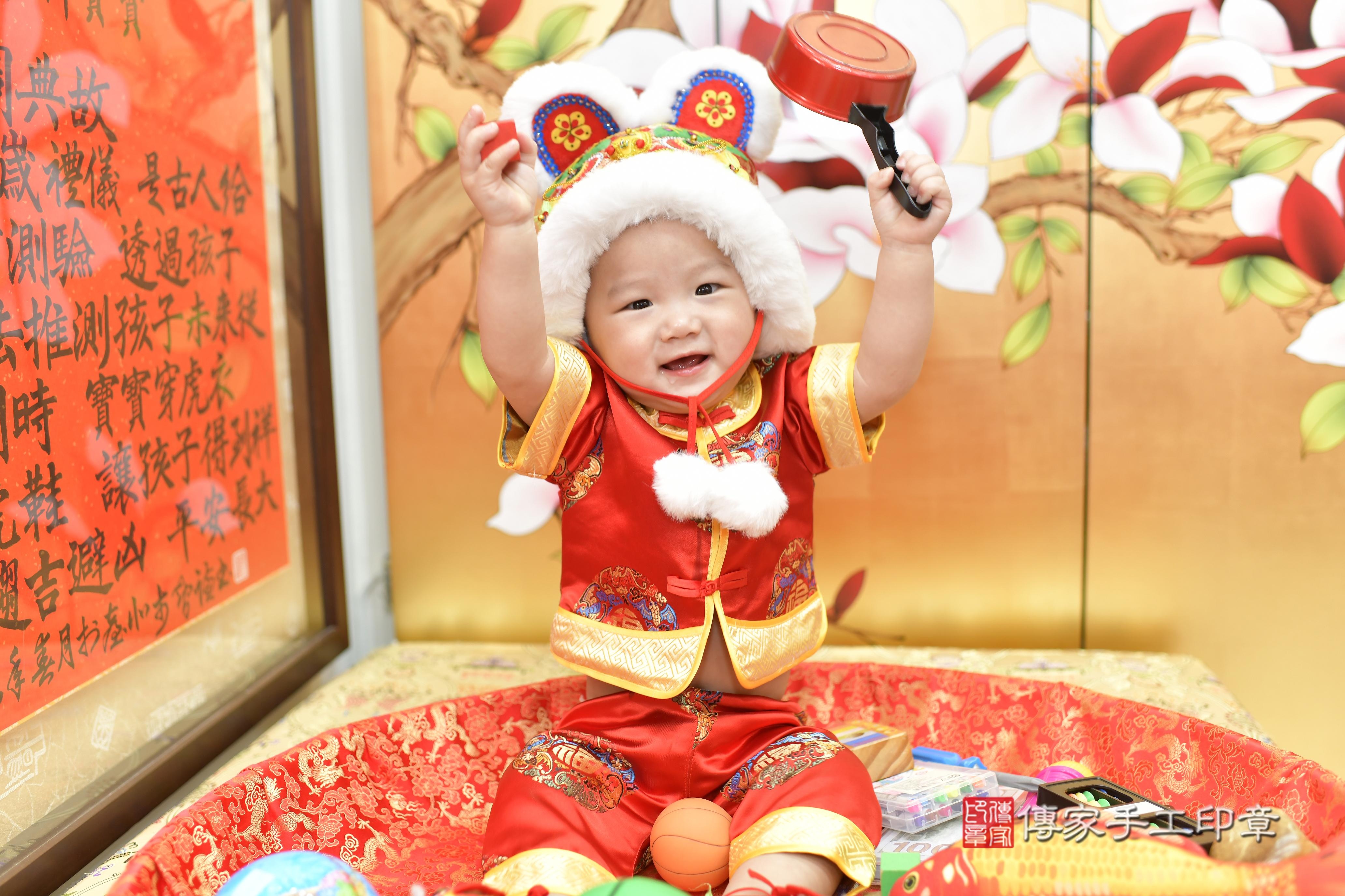 傳家手工印章新竹店、抓周、度脺、美式風會場、傳家嬰兒古禮、吉祥話、抓周道具物品24種、拍照。抓周證書。寶寶抓周、滿周歲、生日快樂、祝福 傳家手工印章新竹店、抓周、度脺、美式風會場、傳家嬰兒古禮、吉祥話、抓周道具物品24種、拍照。抓周證書。寶寶抓周、滿周歲、生日快樂、祝福