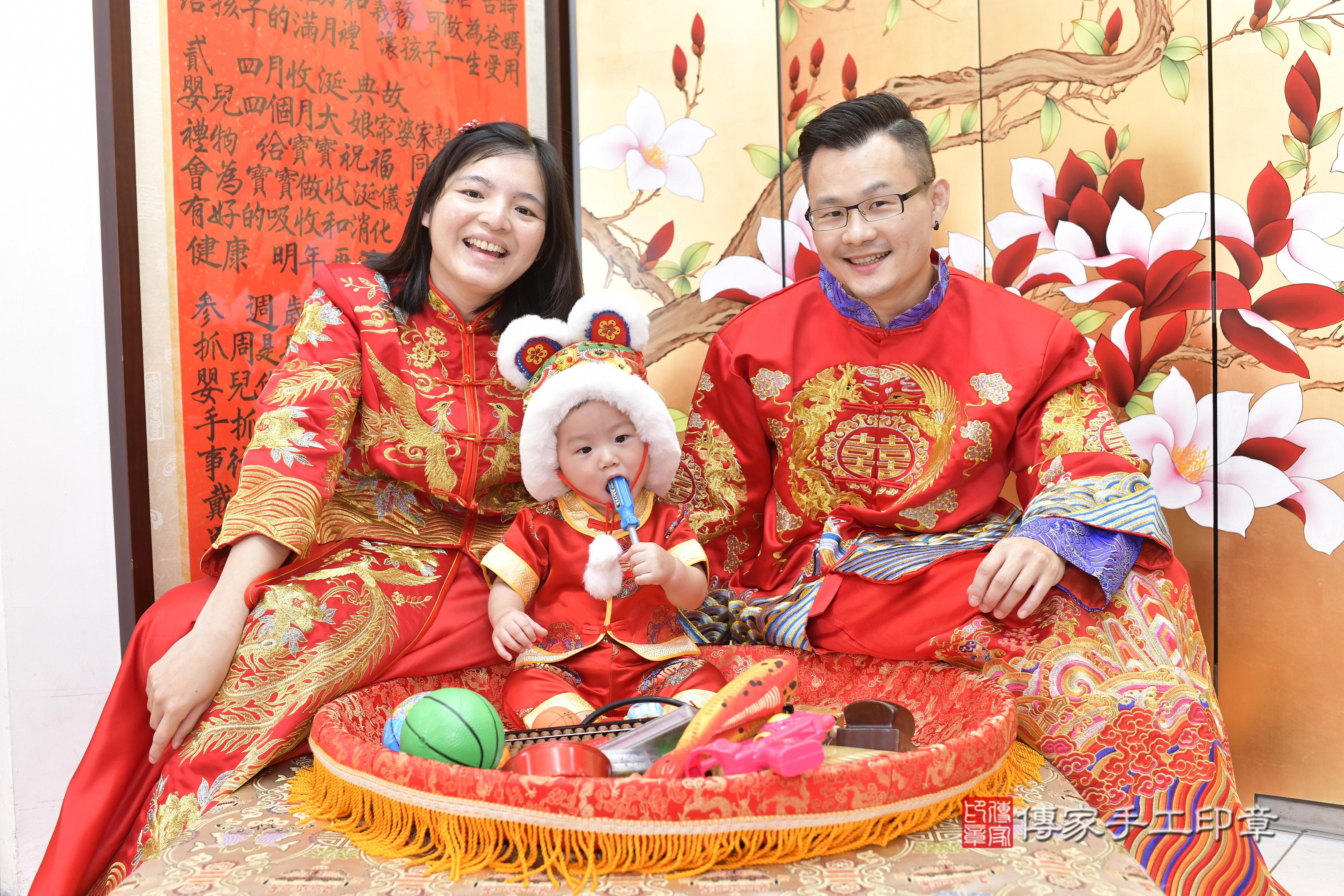 傳家手工印章新竹店、抓周、度脺、美式風會場、傳家嬰兒古禮、吉祥話、抓周道具物品24種、拍照。抓周證書。寶寶抓周、滿周歲、生日快樂、祝福 傳家手工印章新竹店、抓周、度脺、美式風會場、傳家嬰兒古禮、吉祥話、抓周道具物品24種、拍照。抓周證書。寶寶抓周、滿周歲、生日快樂、祝福