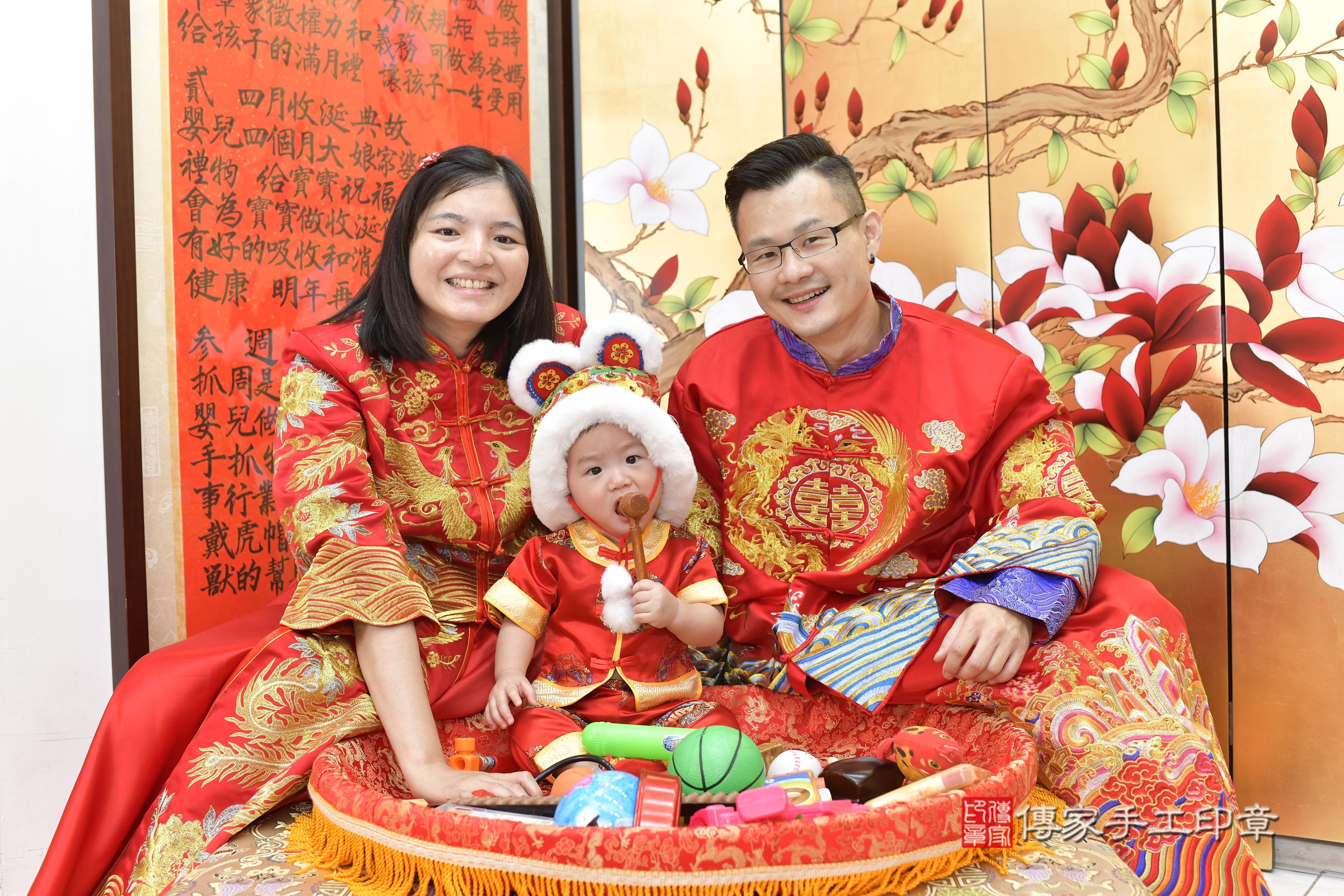 傳家手工印章新竹店、抓周、度脺、美式風會場、傳家嬰兒古禮、吉祥話、抓周道具物品24種、拍照。抓周證書。寶寶抓周、滿周歲、生日快樂、祝福 傳家手工印章新竹店、抓周、度脺、美式風會場、傳家嬰兒古禮、吉祥話、抓周道具物品24種、拍照。抓周證書。寶寶抓周、滿周歲、生日快樂、祝福