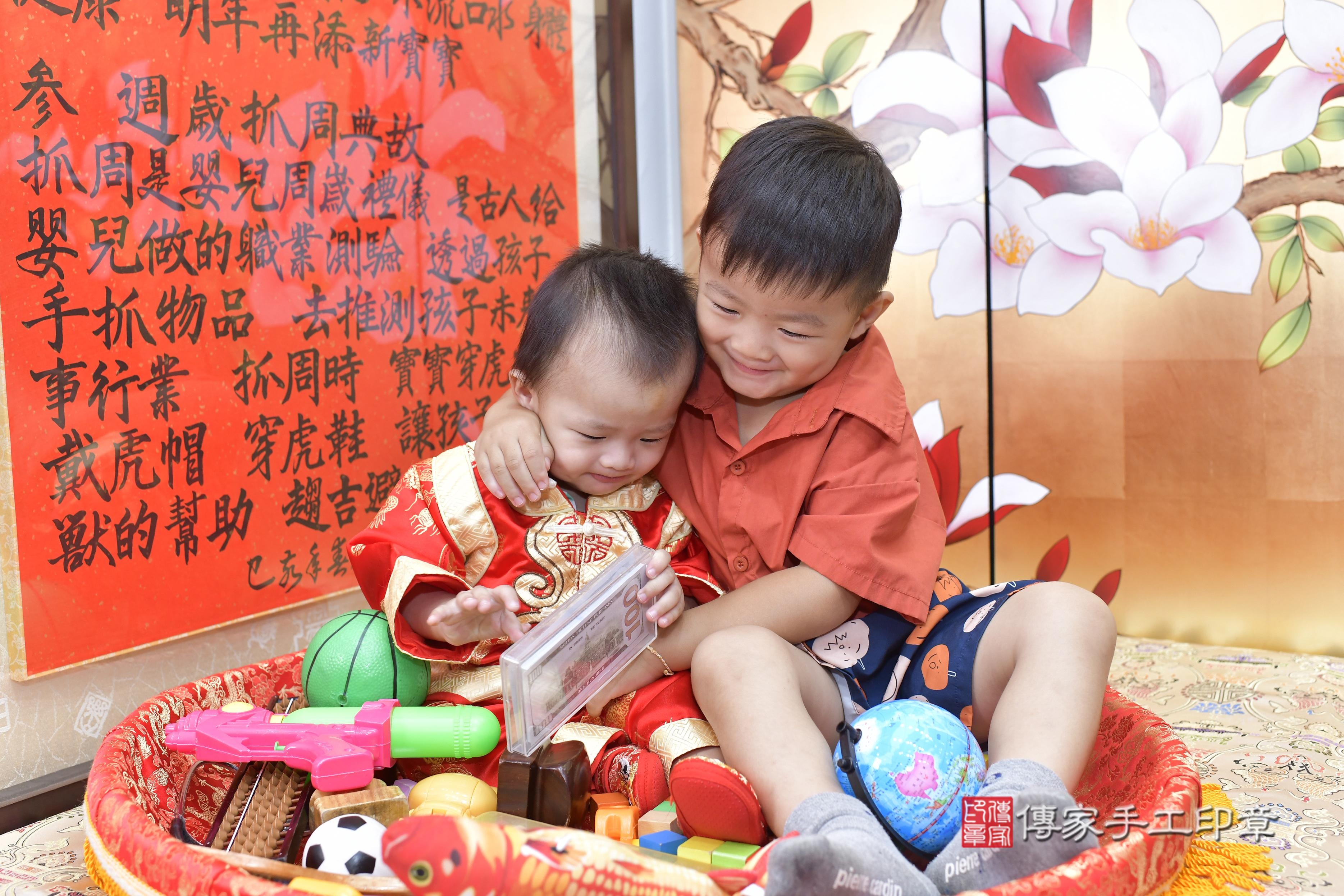 傳家手工印章新竹店、抓周、度脺、美式風會場、傳家嬰兒古禮、吉祥話、抓周道具物品24種、拍照。抓周證書。寶寶抓周、滿周歲、生日快樂、祝福 傳家手工印章新竹店、抓周、度脺、美式風會場、傳家嬰兒古禮、吉祥話、抓周道具物品24種、拍照。抓周證書。寶寶抓周、滿周歲、生日快樂、祝福