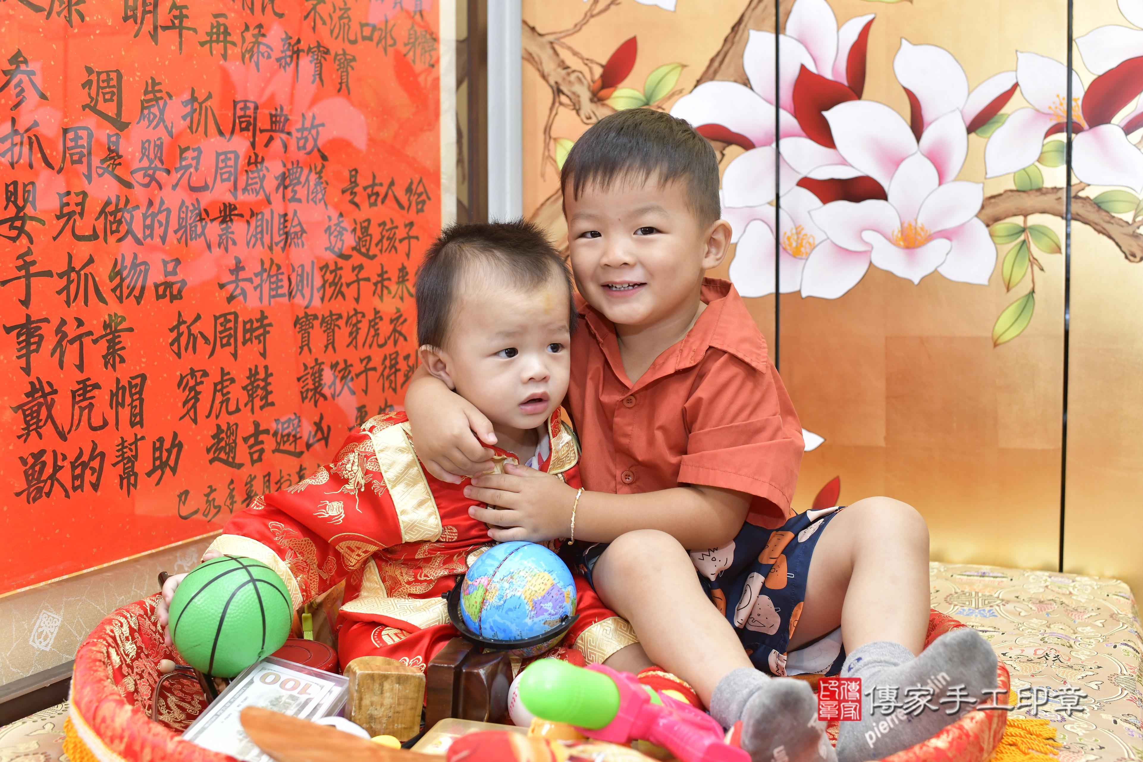 傳家手工印章新竹店、抓周、度脺、美式風會場、傳家嬰兒古禮、吉祥話、抓周道具物品24種、拍照。抓周證書。寶寶抓周、滿周歲、生日快樂、祝福 傳家手工印章新竹店、抓周、度脺、美式風會場、傳家嬰兒古禮、吉祥話、抓周道具物品24種、拍照。抓周證書。寶寶抓周、滿周歲、生日快樂、祝福