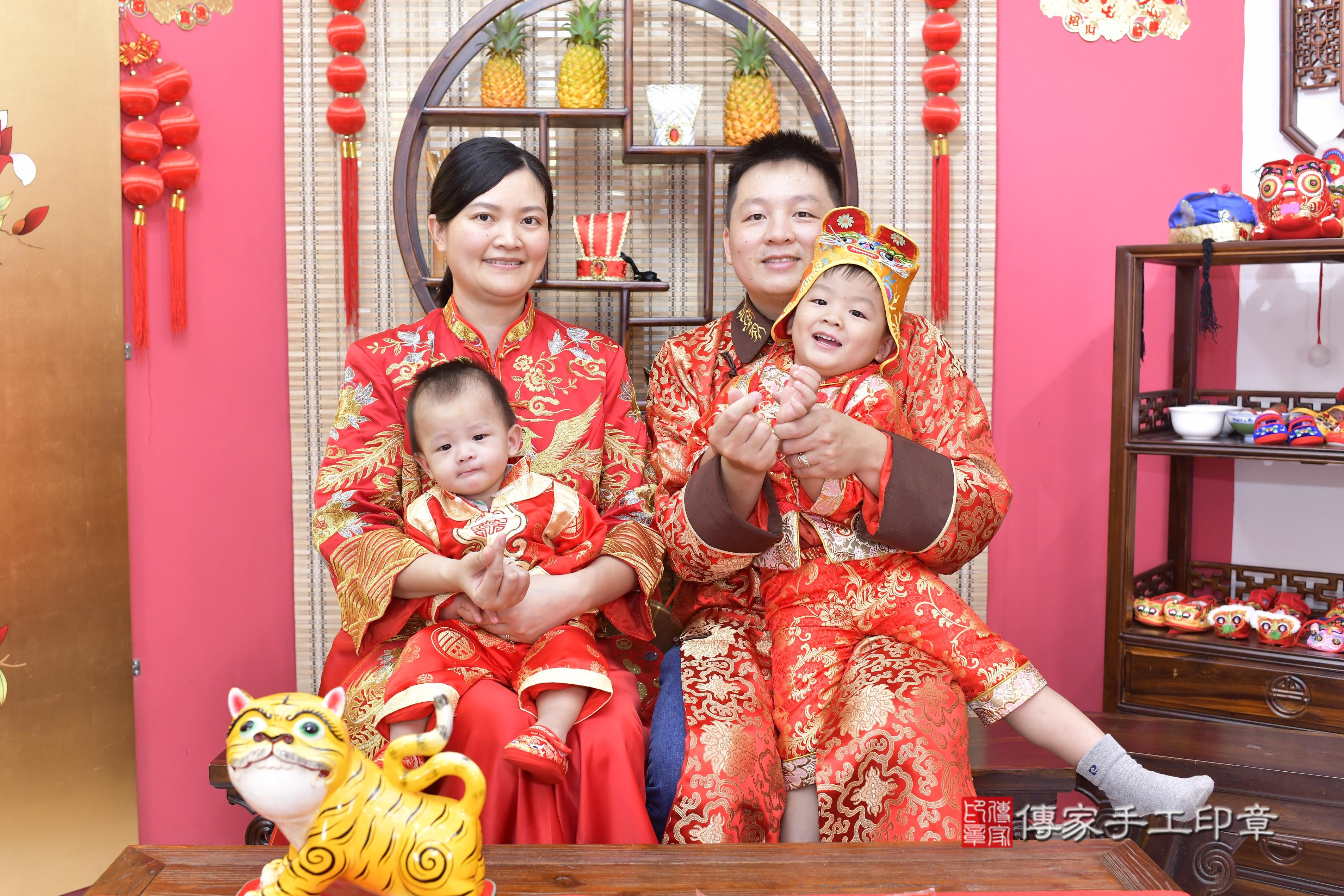 傳家手工印章新竹店、抓周、度脺、美式風會場、傳家嬰兒古禮、吉祥話、抓周道具物品24種、拍照。抓周證書。寶寶抓周、滿周歲、生日快樂、祝福 傳家手工印章新竹店、抓周、度脺、美式風會場、傳家嬰兒古禮、吉祥話、抓周道具物品24種、拍照。抓周證書。寶寶抓周、滿周歲、生日快樂、祝福