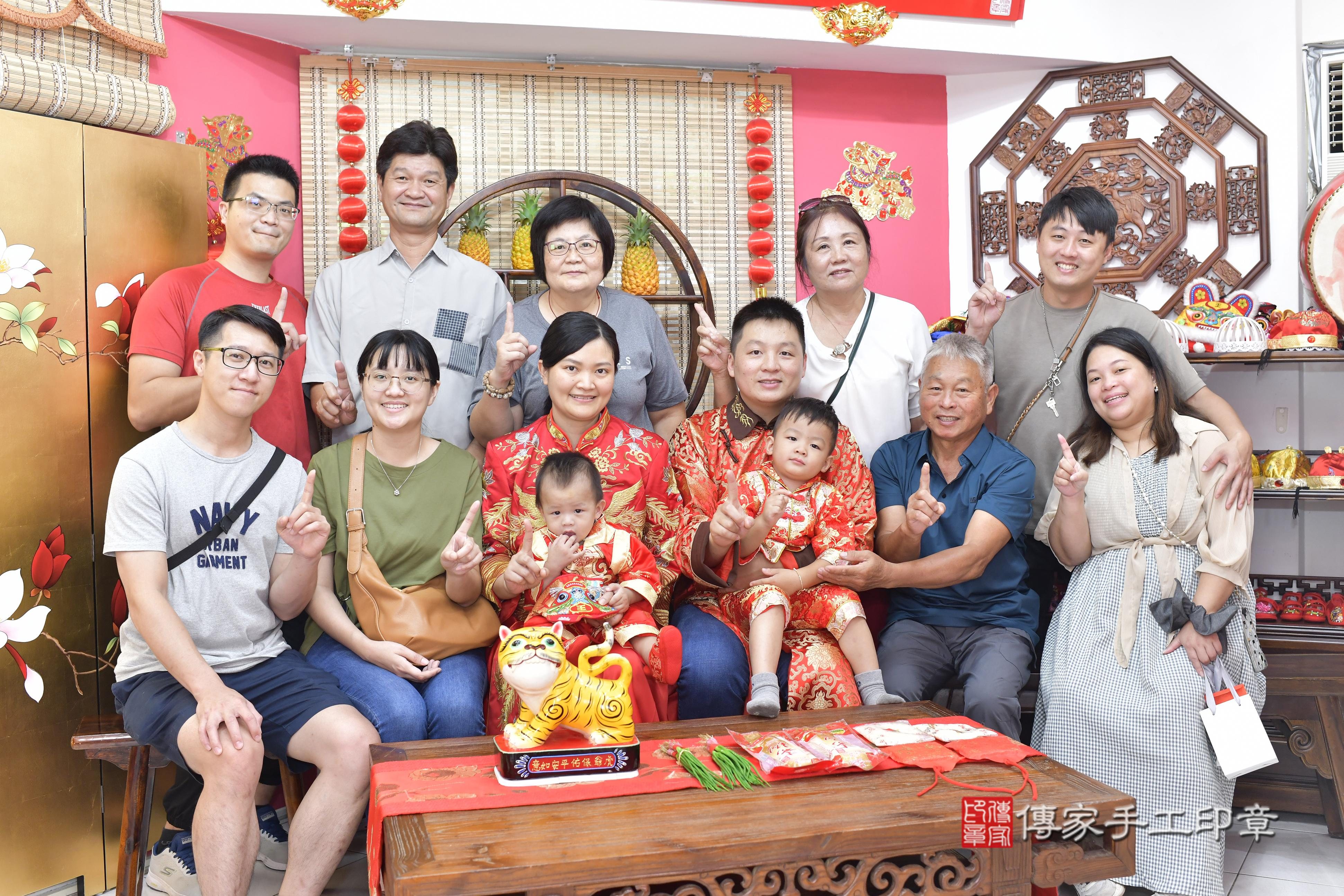 傳家手工印章新竹店、抓周、度脺、美式風會場、傳家嬰兒古禮、吉祥話、抓周道具物品24種、拍照。抓周證書。寶寶抓周、滿周歲、生日快樂、祝福 傳家手工印章新竹店、抓周、度脺、美式風會場、傳家嬰兒古禮、吉祥話、抓周道具物品24種、拍照。抓周證書。寶寶抓周、滿周歲、生日快樂、祝福