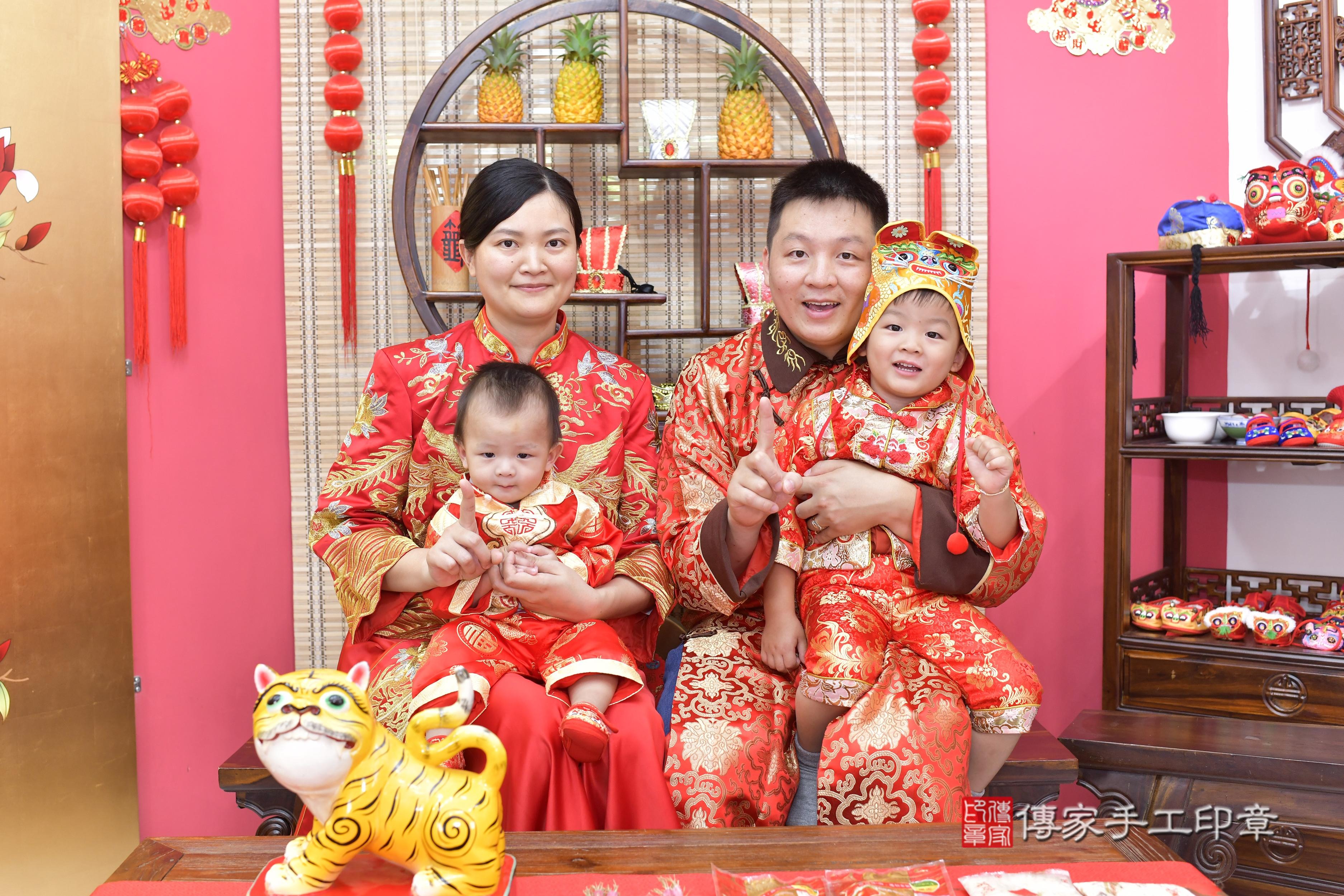 傳家手工印章新竹店、抓周、度脺、美式風會場、傳家嬰兒古禮、吉祥話、抓周道具物品24種、拍照。抓周證書。寶寶抓周、滿周歲、生日快樂、祝福 傳家手工印章新竹店、抓周、度脺、美式風會場、傳家嬰兒古禮、吉祥話、抓周道具物品24種、拍照。抓周證書。寶寶抓周、滿周歲、生日快樂、祝福