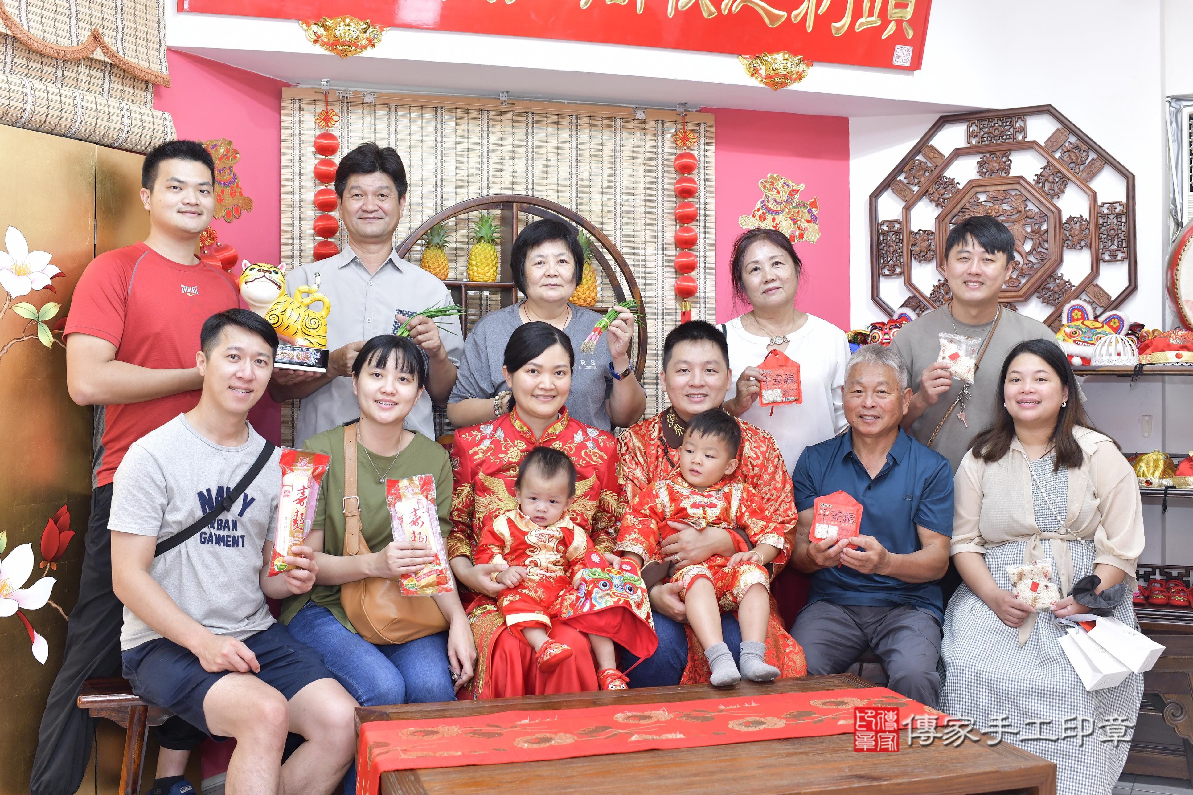 傳家手工印章新竹店、抓周、度脺、美式風會場、傳家嬰兒古禮、吉祥話、抓周道具物品24種、拍照。抓周證書。寶寶抓周、滿周歲、生日快樂、祝福 傳家手工印章新竹店、抓周、度脺、美式風會場、傳家嬰兒古禮、吉祥話、抓周道具物品24種、拍照。抓周證書。寶寶抓周、滿周歲、生日快樂、祝福