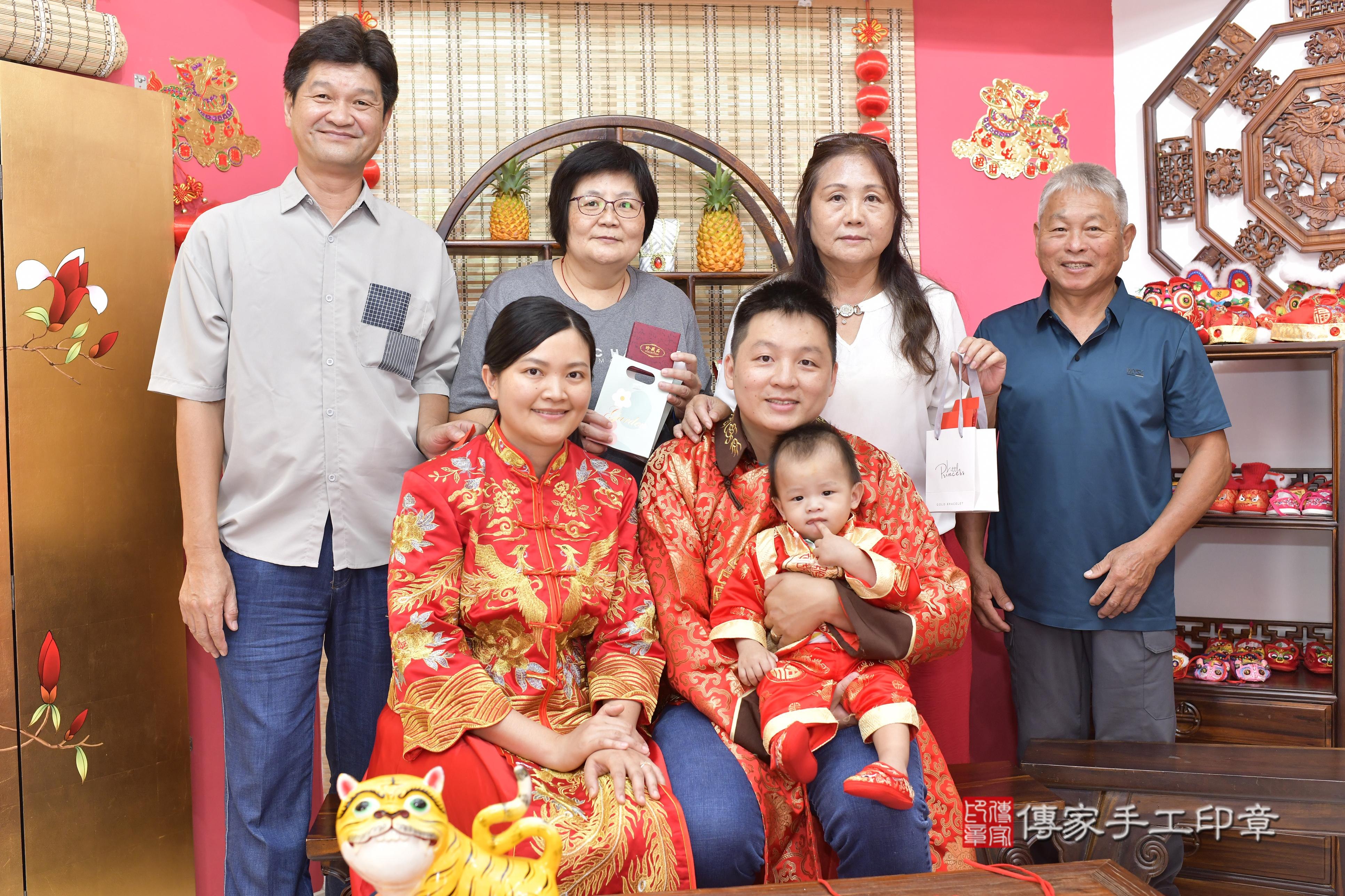 傳家手工印章新竹店、抓周、度脺、美式風會場、傳家嬰兒古禮、吉祥話、抓周道具物品24種、拍照。抓周證書。寶寶抓周、滿周歲、生日快樂、祝福 傳家手工印章新竹店、抓周、度脺、美式風會場、傳家嬰兒古禮、吉祥話、抓周道具物品24種、拍照。抓周證書。寶寶抓周、滿周歲、生日快樂、祝福