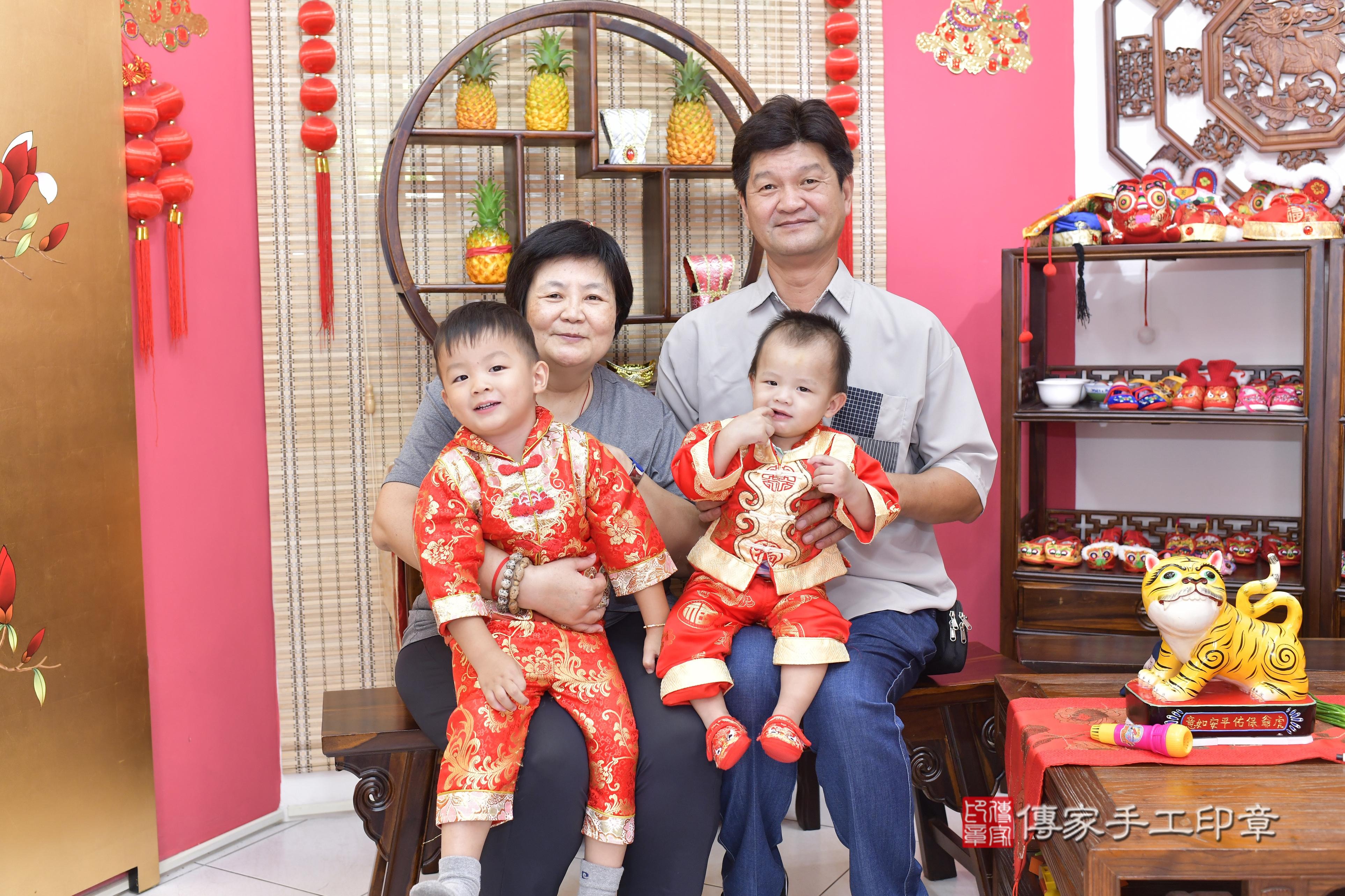 傳家手工印章新竹店、抓周、度脺、美式風會場、傳家嬰兒古禮、吉祥話、抓周道具物品24種、拍照。抓周證書。寶寶抓周、滿周歲、生日快樂、祝福 傳家手工印章新竹店、抓周、度脺、美式風會場、傳家嬰兒古禮、吉祥話、抓周道具物品24種、拍照。抓周證書。寶寶抓周、滿周歲、生日快樂、祝福