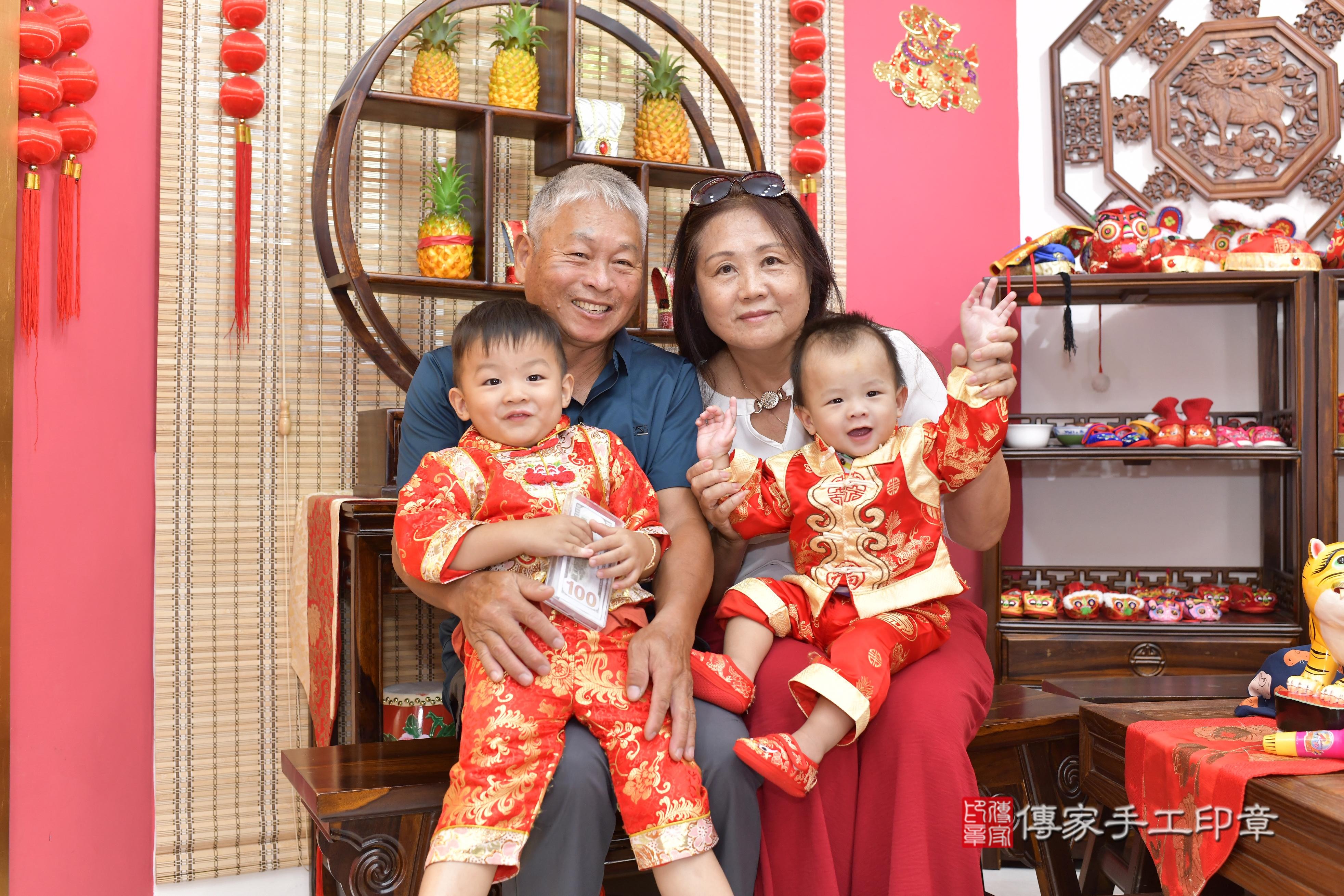 傳家手工印章新竹店、抓周、度脺、美式風會場、傳家嬰兒古禮、吉祥話、抓周道具物品24種、拍照。抓周證書。寶寶抓周、滿周歲、生日快樂、祝福 傳家手工印章新竹店、抓周、度脺、美式風會場、傳家嬰兒古禮、吉祥話、抓周道具物品24種、拍照。抓周證書。寶寶抓周、滿周歲、生日快樂、祝福