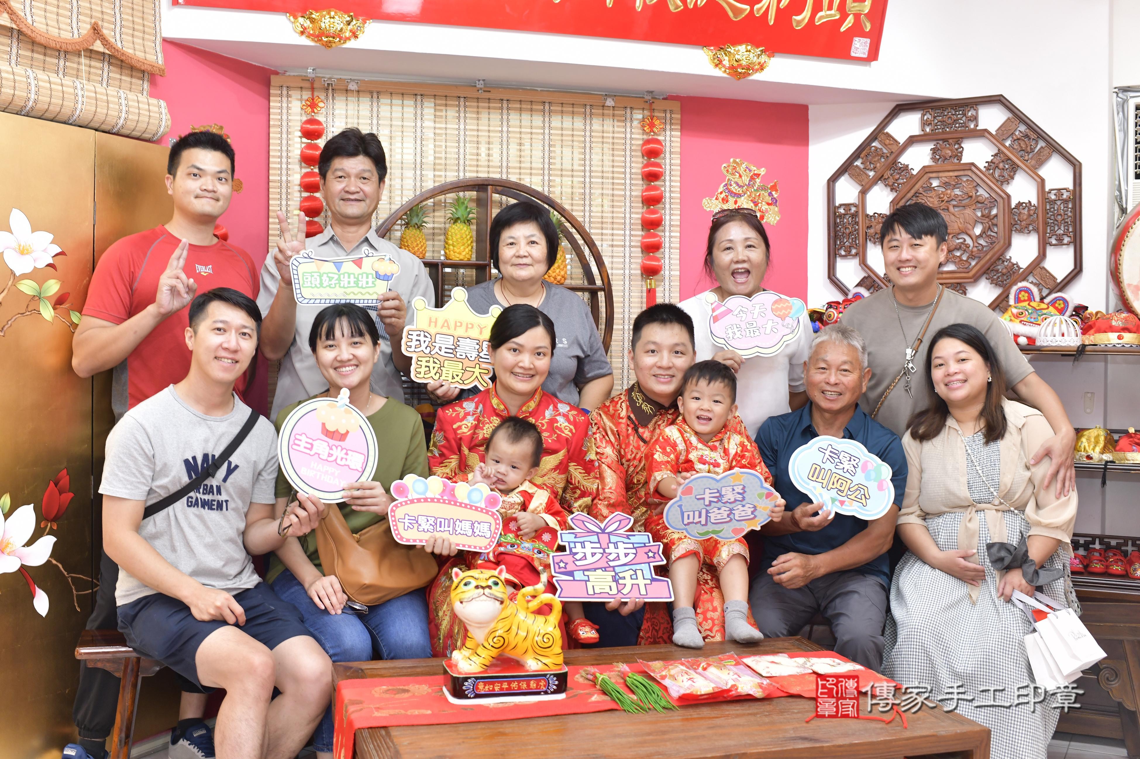 傳家手工印章新竹店、抓周、度脺、美式風會場、傳家嬰兒古禮、吉祥話、抓周道具物品24種、拍照。抓周證書。寶寶抓周、滿周歲、生日快樂、祝福 傳家手工印章新竹店、抓周、度脺、美式風會場、傳家嬰兒古禮、吉祥話、抓周道具物品24種、拍照。抓周證書。寶寶抓周、滿周歲、生日快樂、祝福