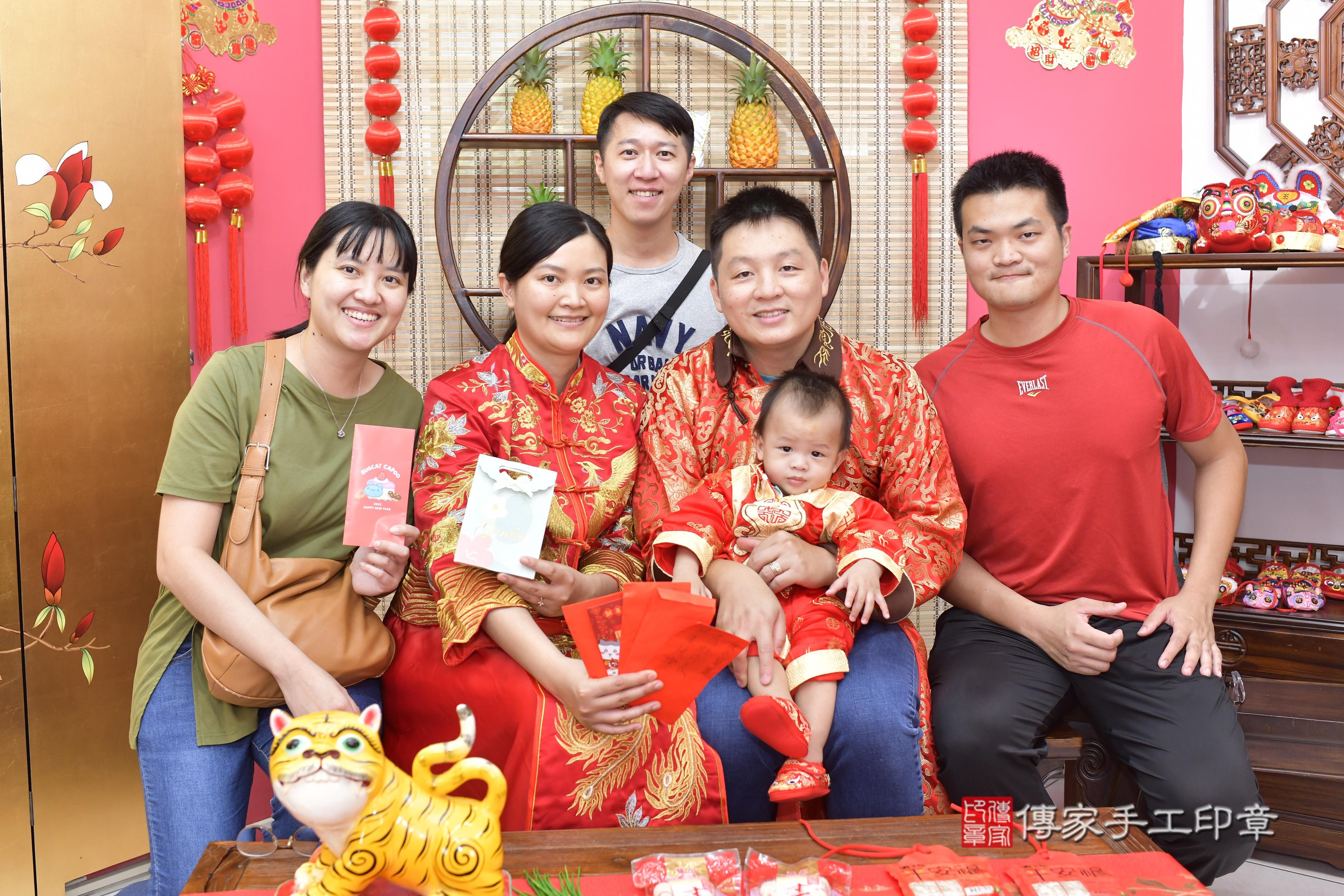 傳家手工印章新竹店、抓周、度脺、美式風會場、傳家嬰兒古禮、吉祥話、抓周道具物品24種、拍照。抓周證書。寶寶抓周、滿周歲、生日快樂、祝福 傳家手工印章新竹店、抓周、度脺、美式風會場、傳家嬰兒古禮、吉祥話、抓周道具物品24種、拍照。抓周證書。寶寶抓周、滿周歲、生日快樂、祝福