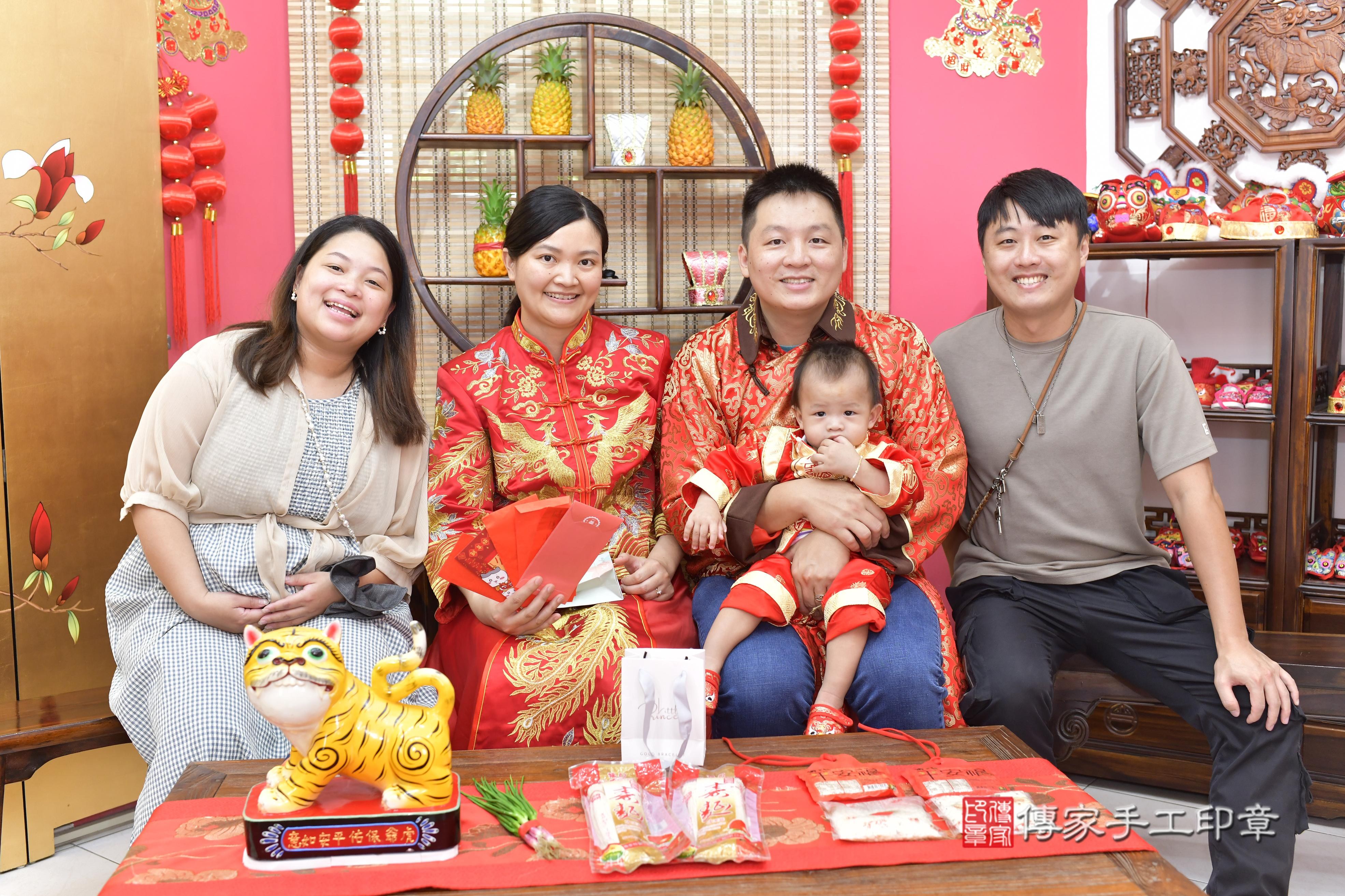 傳家手工印章新竹店、抓周、度脺、美式風會場、傳家嬰兒古禮、吉祥話、抓周道具物品24種、拍照。抓周證書。寶寶抓周、滿周歲、生日快樂、祝福 傳家手工印章新竹店、抓周、度脺、美式風會場、傳家嬰兒古禮、吉祥話、抓周道具物品24種、拍照。抓周證書。寶寶抓周、滿周歲、生日快樂、祝福