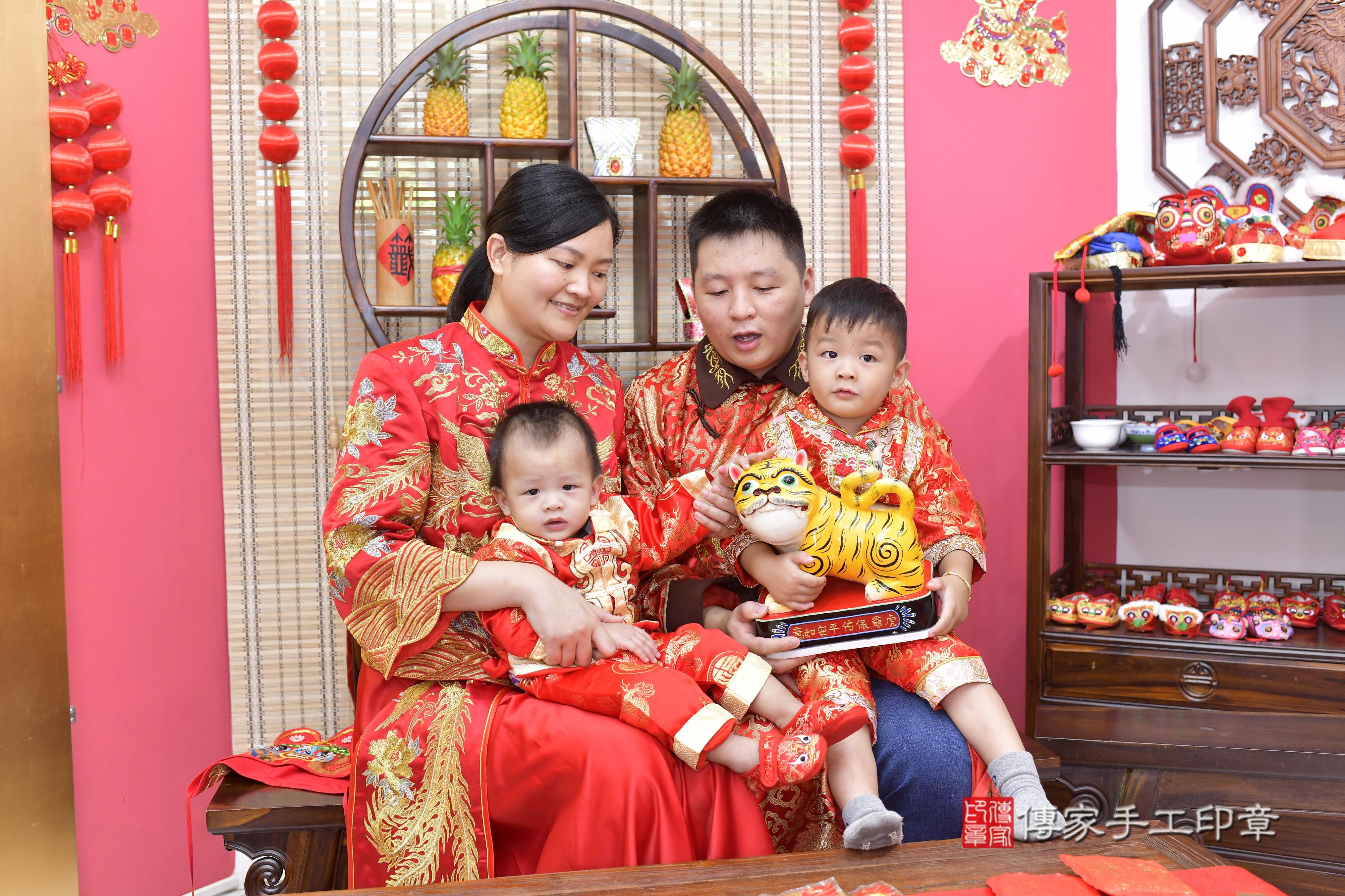 傳家手工印章新竹店、抓周、度脺、美式風會場、傳家嬰兒古禮、吉祥話、抓周道具物品24種、拍照。抓周證書。寶寶抓周、滿周歲、生日快樂、祝福 傳家手工印章新竹店、抓周、度脺、美式風會場、傳家嬰兒古禮、吉祥話、抓周道具物品24種、拍照。抓周證書。寶寶抓周、滿周歲、生日快樂、祝福