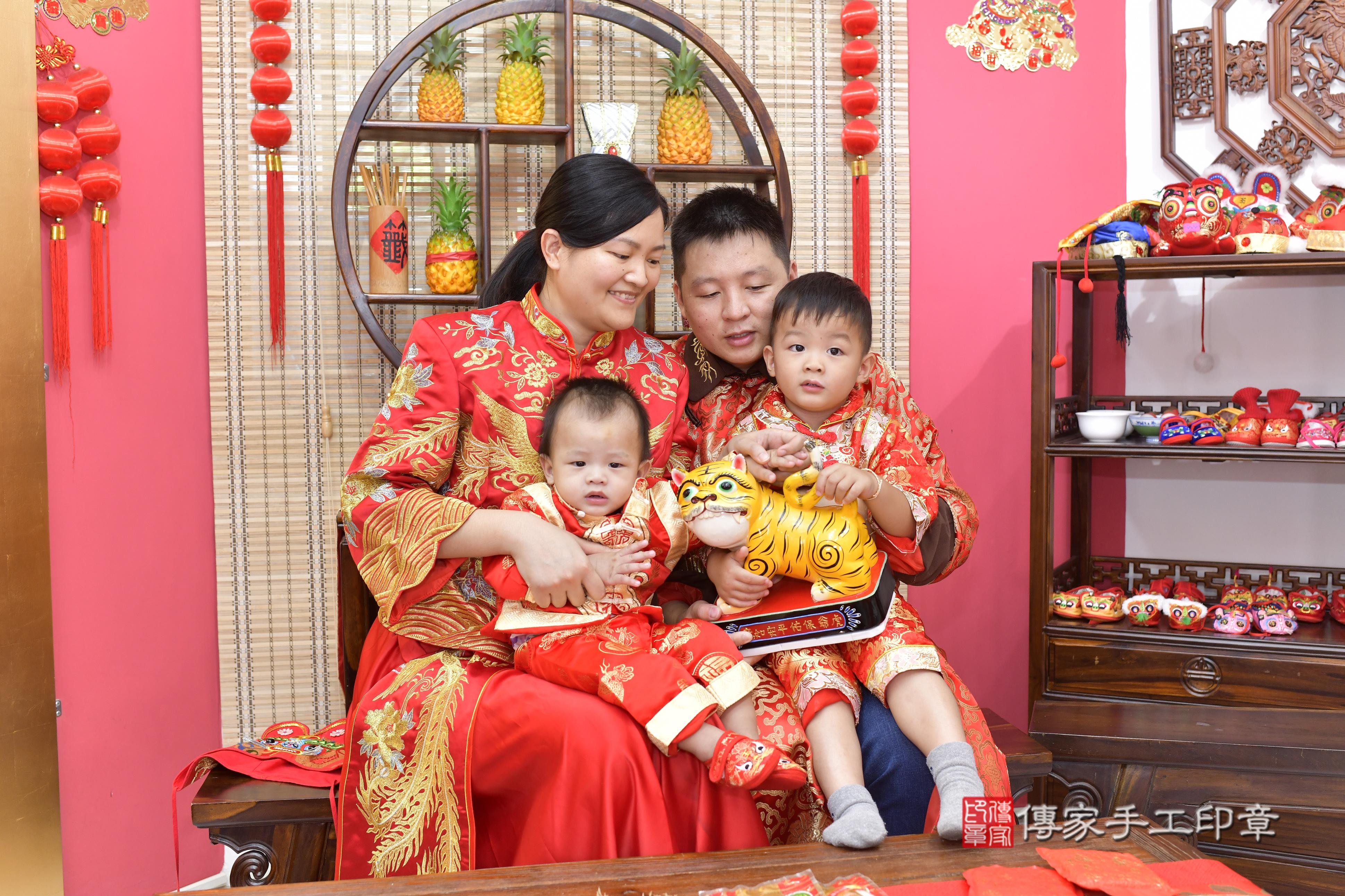 傳家手工印章新竹店、抓周、度脺、美式風會場、傳家嬰兒古禮、吉祥話、抓周道具物品24種、拍照。抓周證書。寶寶抓周、滿周歲、生日快樂、祝福 傳家手工印章新竹店、抓周、度脺、美式風會場、傳家嬰兒古禮、吉祥話、抓周道具物品24種、拍照。抓周證書。寶寶抓周、滿周歲、生日快樂、祝福