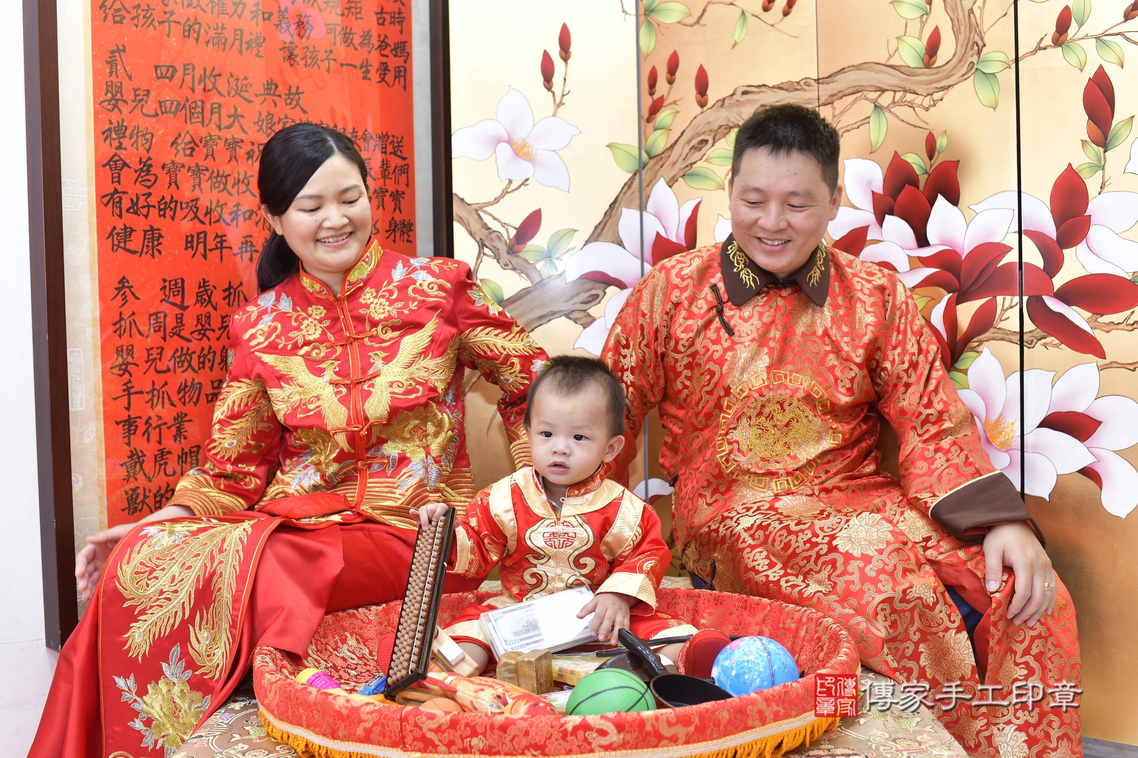 傳家手工印章新竹店、抓周、度脺、美式風會場、傳家嬰兒古禮、吉祥話、抓周道具物品24種、拍照。抓周證書。寶寶抓周、滿周歲、生日快樂、祝福 傳家手工印章新竹店、抓周、度脺、美式風會場、傳家嬰兒古禮、吉祥話、抓周道具物品24種、拍照。抓周證書。寶寶抓周、滿周歲、生日快樂、祝福