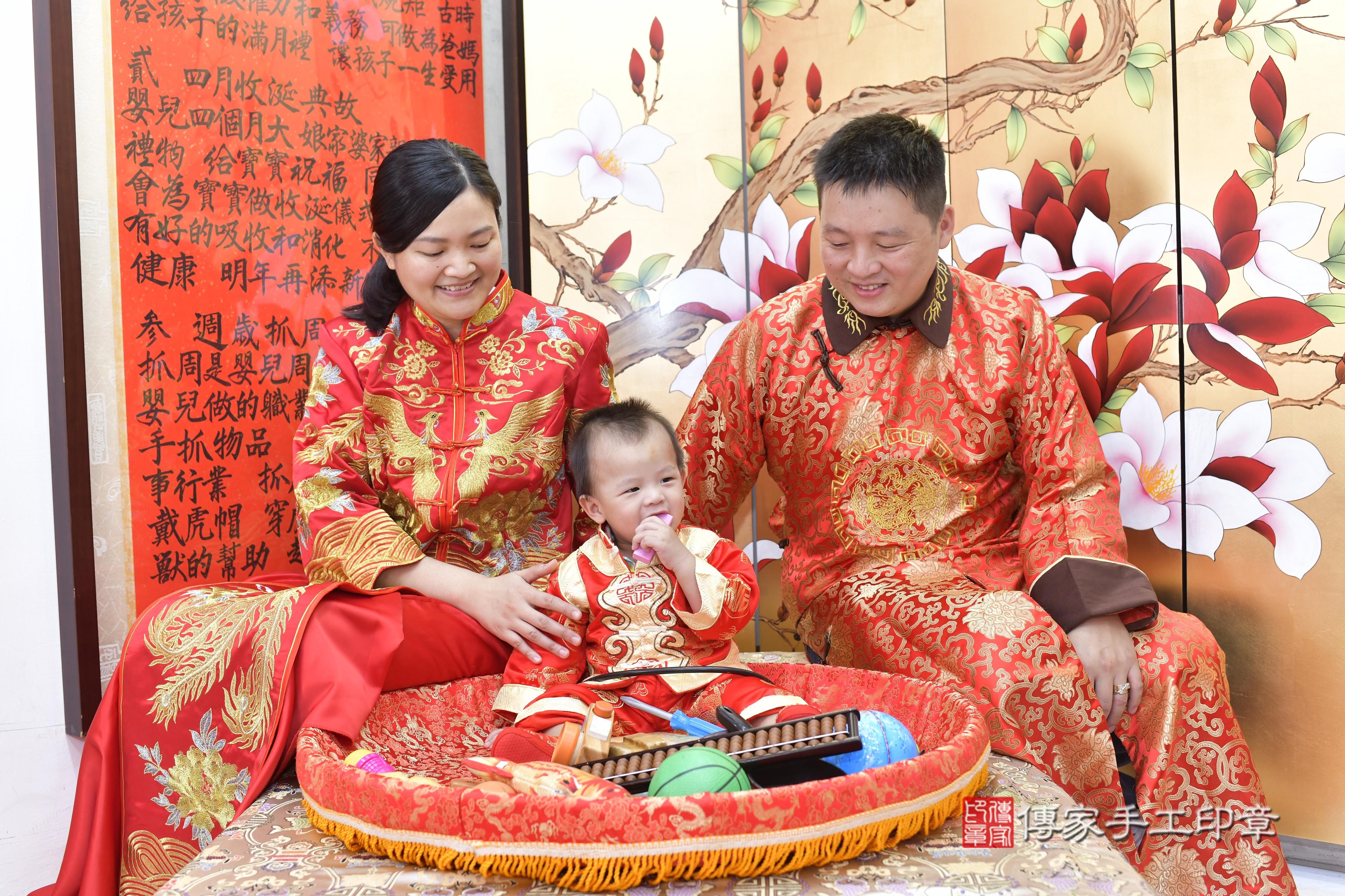 傳家手工印章新竹店、抓周、度脺、美式風會場、傳家嬰兒古禮、吉祥話、抓周道具物品24種、拍照。抓周證書。寶寶抓周、滿周歲、生日快樂、祝福 傳家手工印章新竹店、抓周、度脺、美式風會場、傳家嬰兒古禮、吉祥話、抓周道具物品24種、拍照。抓周證書。寶寶抓周、滿周歲、生日快樂、祝福