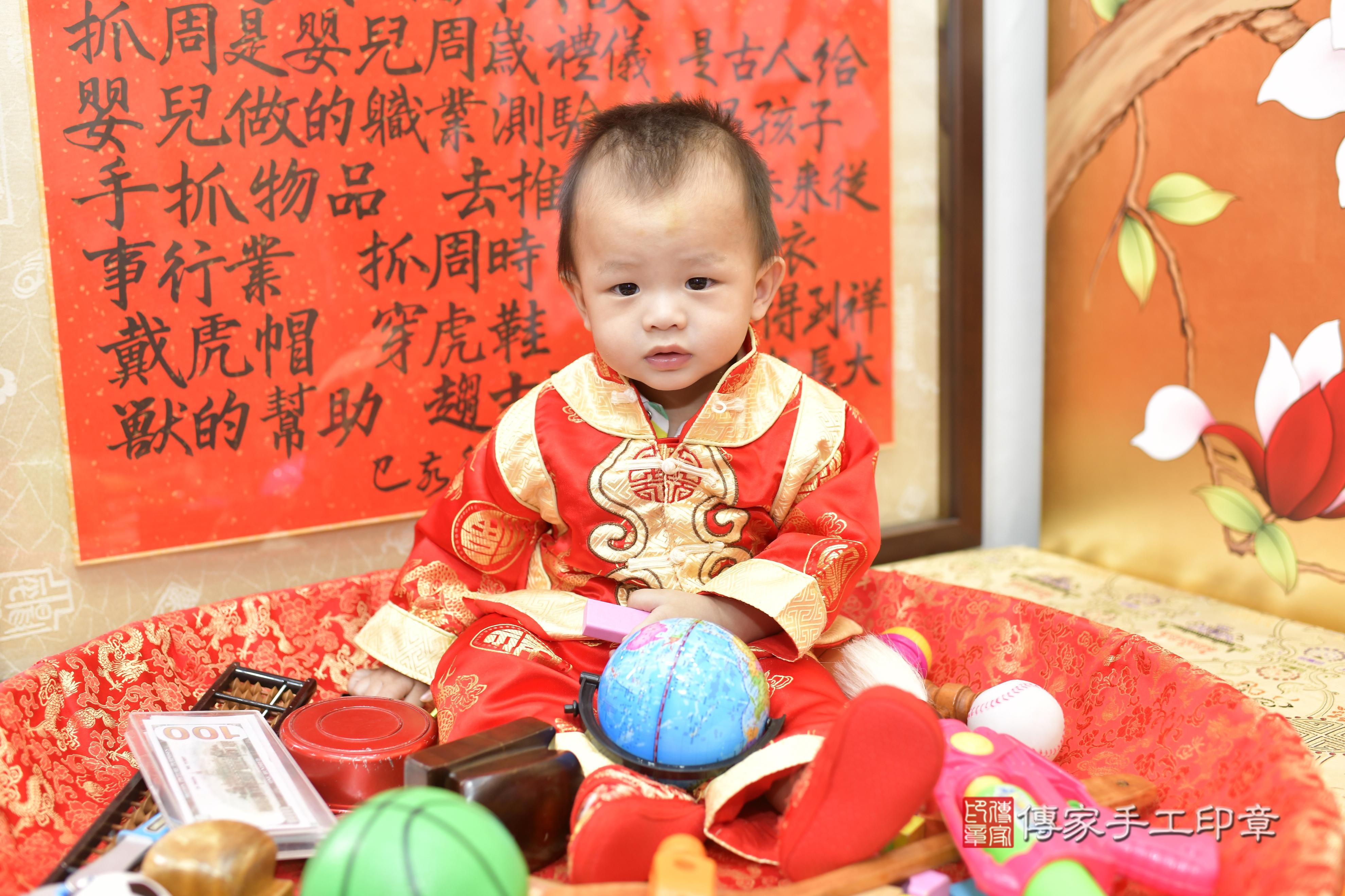 傳家手工印章新竹店、抓周、度脺、美式風會場、傳家嬰兒古禮、吉祥話、抓周道具物品24種、拍照。抓周證書。寶寶抓周、滿周歲、生日快樂、祝福 傳家手工印章新竹店、抓周、度脺、美式風會場、傳家嬰兒古禮、吉祥話、抓周道具物品24種、拍照。抓周證書。寶寶抓周、滿周歲、生日快樂、祝福