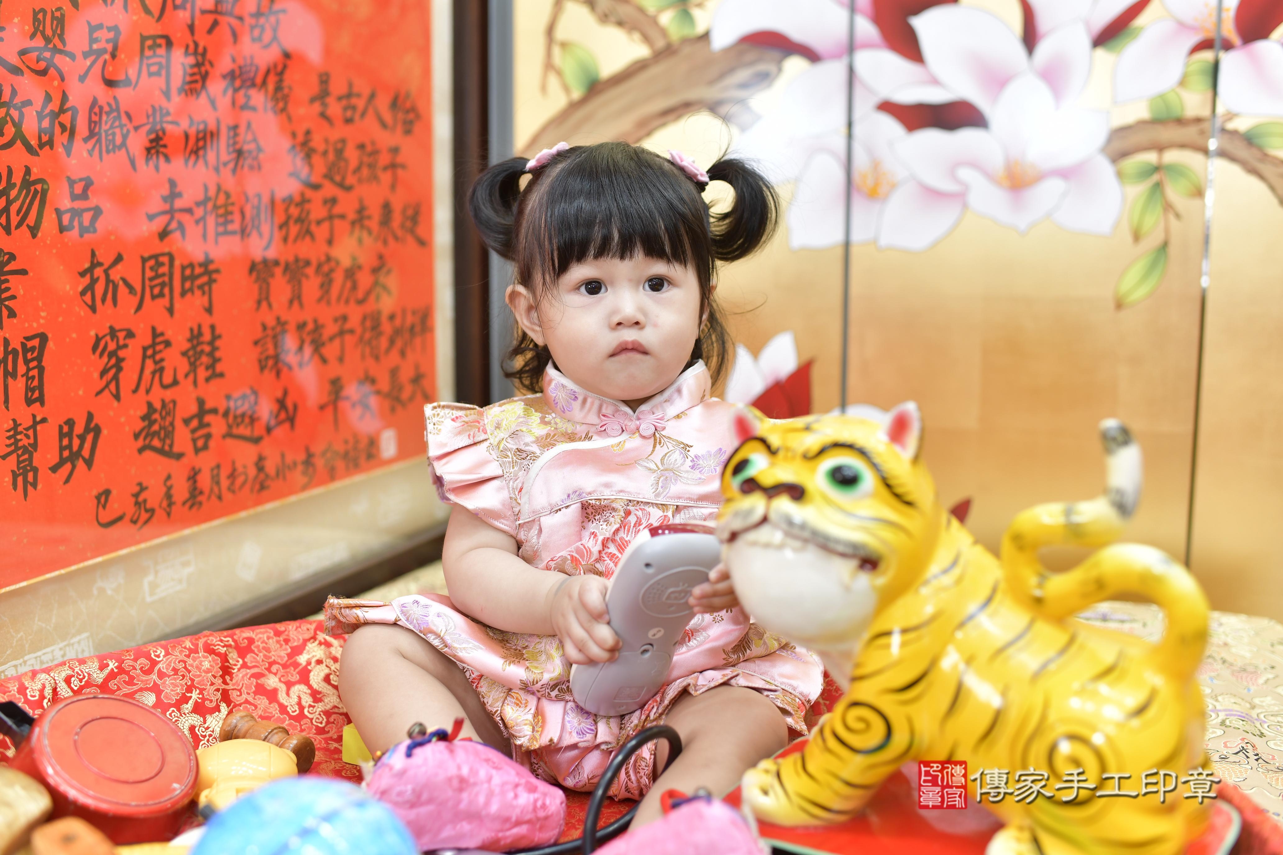 傳家手工印章新竹店、抓周、度脺、美式風會場、傳家嬰兒古禮、吉祥話、抓周道具物品24種、拍照。抓周證書。寶寶抓周、滿周歲、生日快樂、祝福 傳家手工印章新竹店、抓周、度脺、美式風會場、傳家嬰兒古禮、吉祥話、抓周道具物品24種、拍照。抓周證書。寶寶抓周、滿周歲、生日快樂、祝福