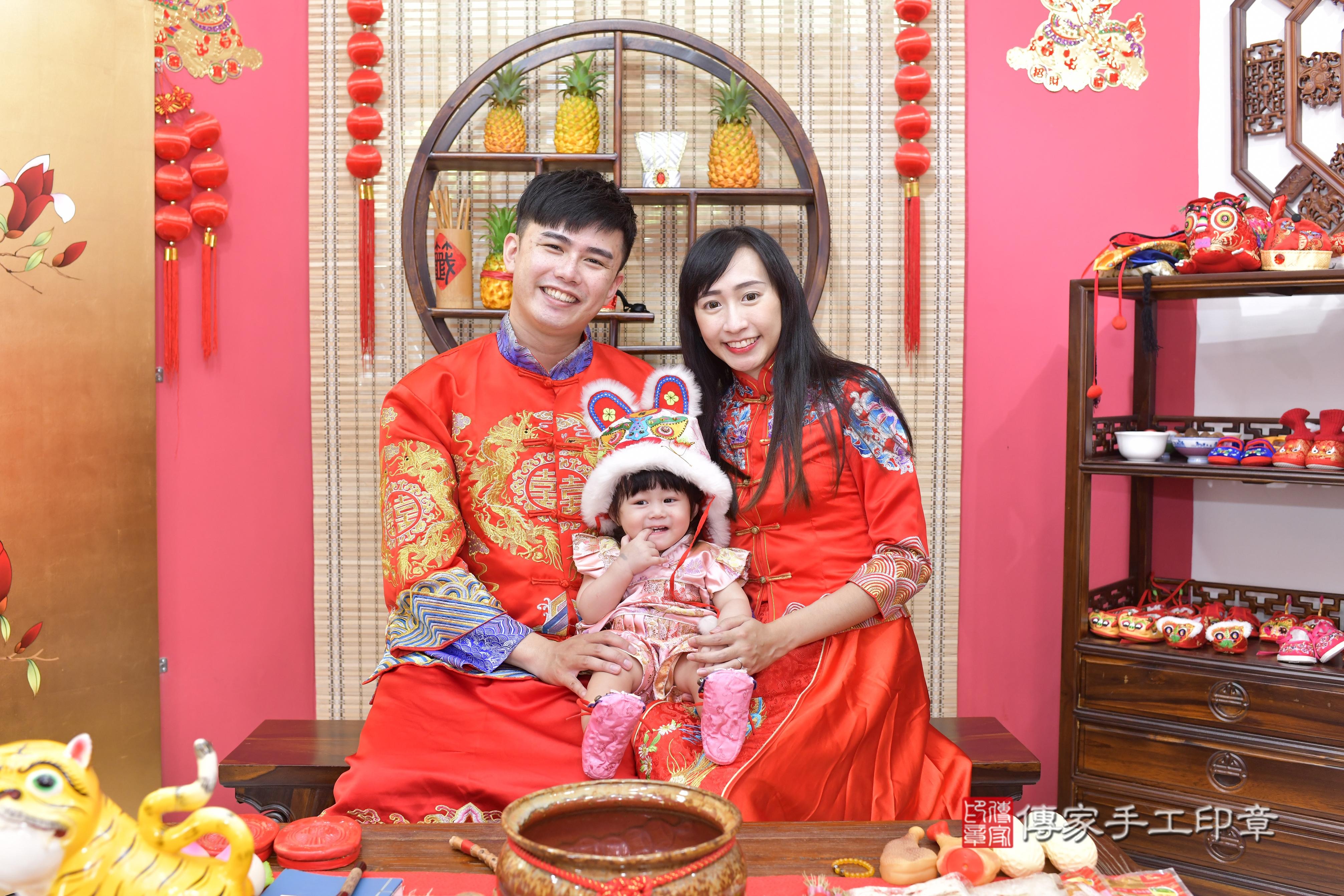 傳家手工印章新竹店、抓周、度脺、美式風會場、傳家嬰兒古禮、吉祥話、抓周道具物品24種、拍照。抓周證書。寶寶抓周、滿周歲、生日快樂、祝福 傳家手工印章新竹店、抓周、度脺、美式風會場、傳家嬰兒古禮、吉祥話、抓周道具物品24種、拍照。抓周證書。寶寶抓周、滿周歲、生日快樂、祝福