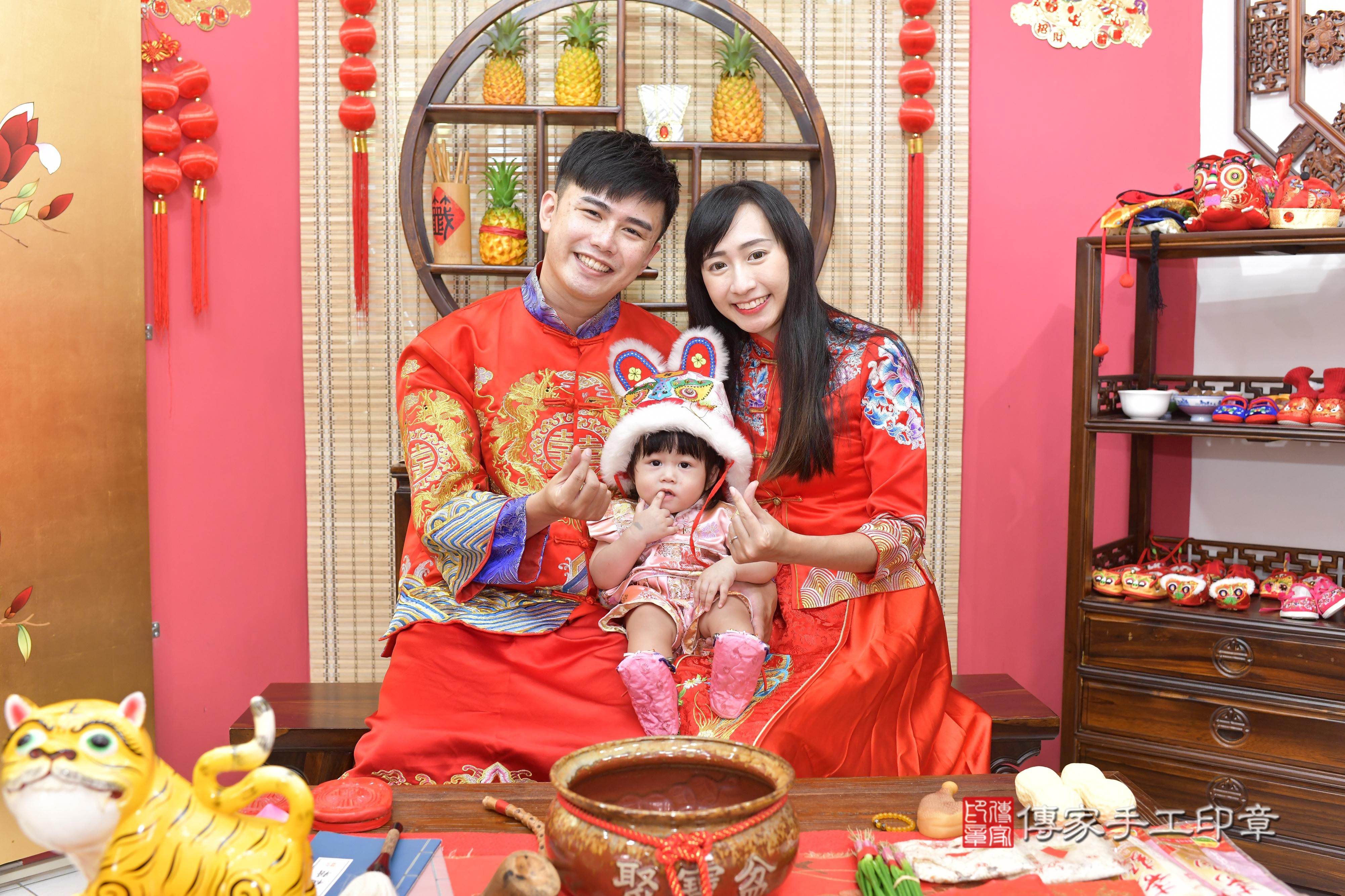 傳家手工印章新竹店、抓周、度脺、美式風會場、傳家嬰兒古禮、吉祥話、抓周道具物品24種、拍照。抓周證書。寶寶抓周、滿周歲、生日快樂、祝福 傳家手工印章新竹店、抓周、度脺、美式風會場、傳家嬰兒古禮、吉祥話、抓周道具物品24種、拍照。抓周證書。寶寶抓周、滿周歲、生日快樂、祝福