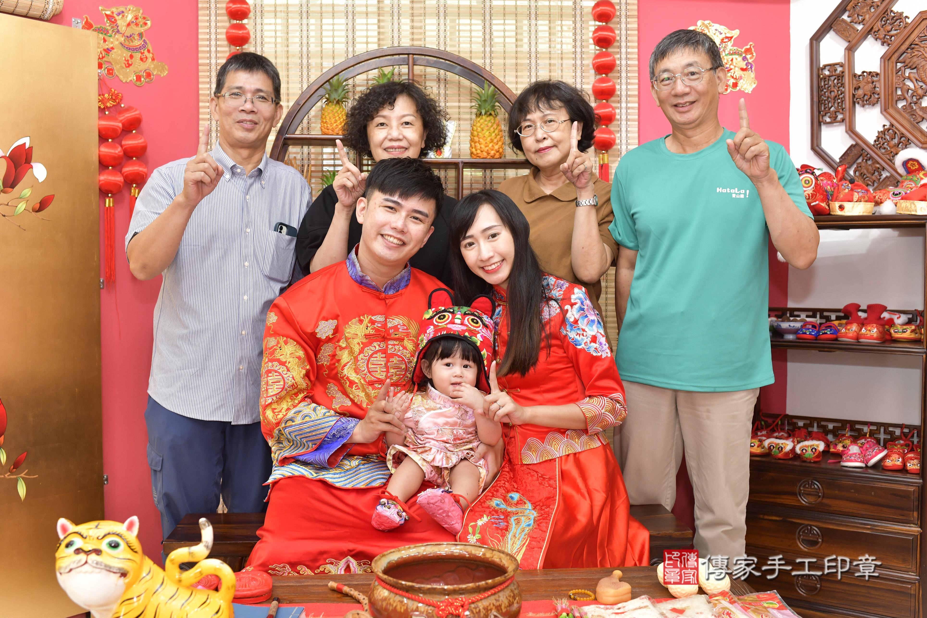 傳家手工印章新竹店、抓周、度脺、美式風會場、傳家嬰兒古禮、吉祥話、抓周道具物品24種、拍照。抓周證書。寶寶抓周、滿周歲、生日快樂、祝福 傳家手工印章新竹店、抓周、度脺、美式風會場、傳家嬰兒古禮、吉祥話、抓周道具物品24種、拍照。抓周證書。寶寶抓周、滿周歲、生日快樂、祝福