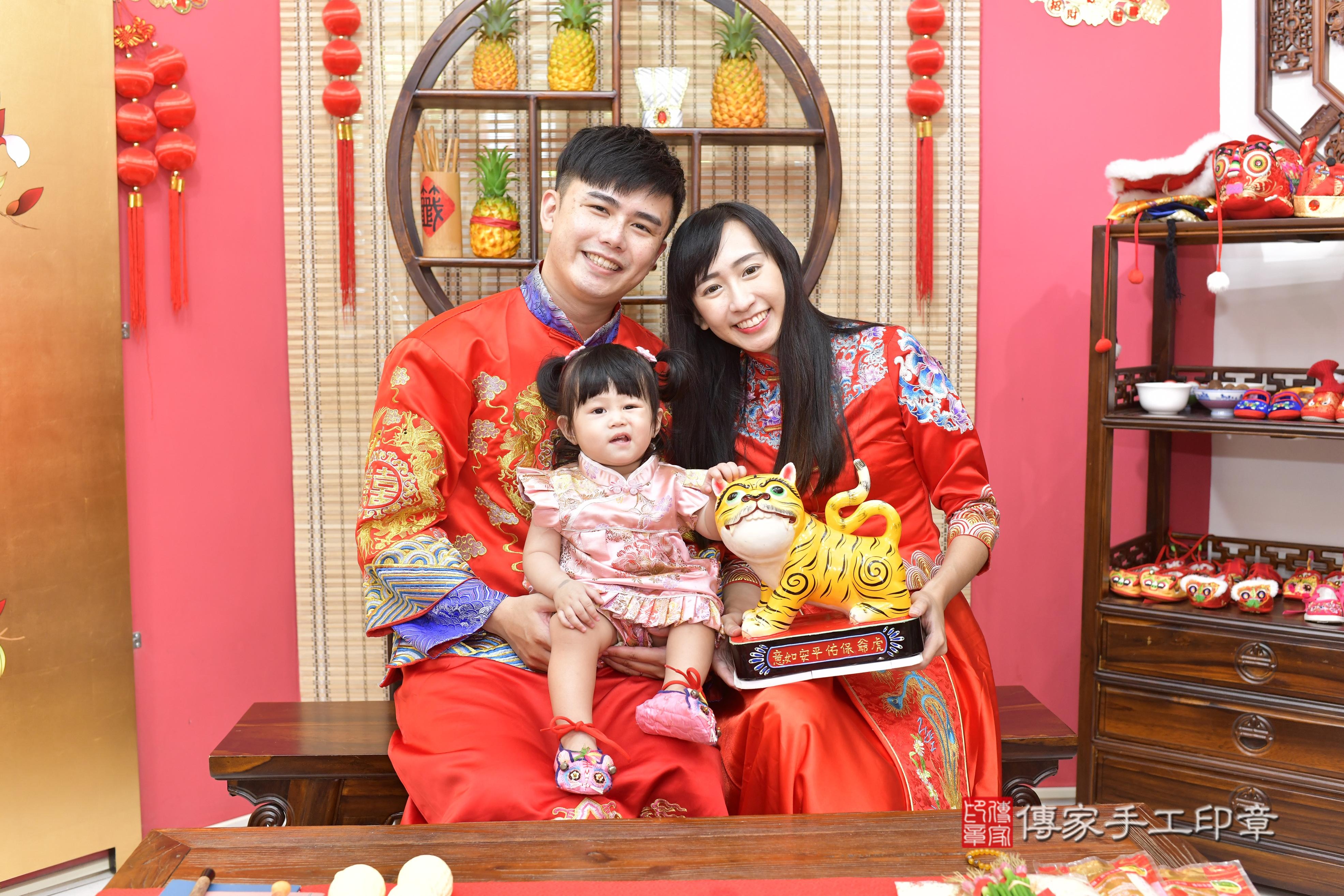 傳家手工印章新竹店、抓周、度脺、美式風會場、傳家嬰兒古禮、吉祥話、抓周道具物品24種、拍照。抓周證書。寶寶抓周、滿周歲、生日快樂、祝福 傳家手工印章新竹店、抓周、度脺、美式風會場、傳家嬰兒古禮、吉祥話、抓周道具物品24種、拍照。抓周證書。寶寶抓周、滿周歲、生日快樂、祝福