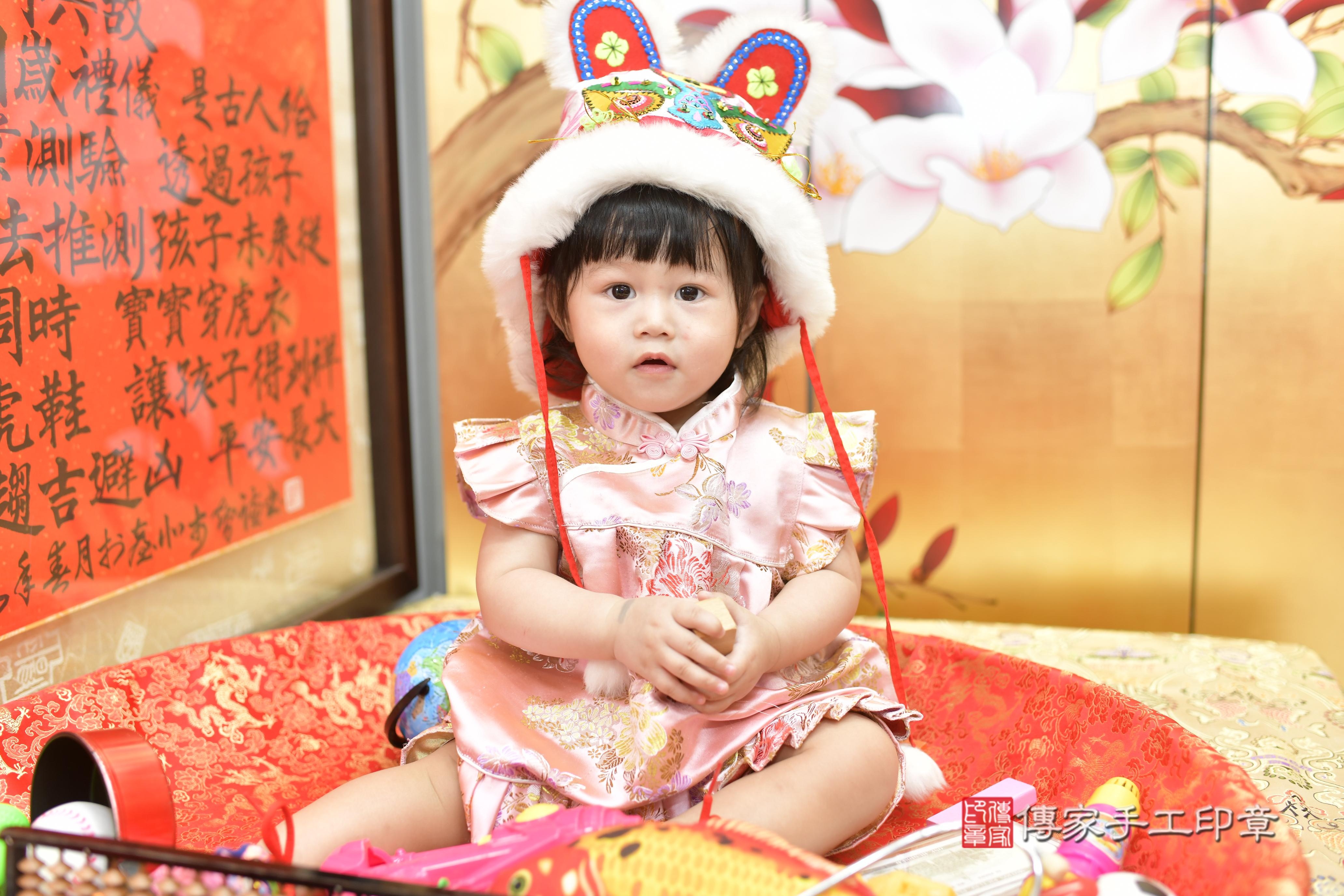 傳家手工印章新竹店、抓周、度脺、美式風會場、傳家嬰兒古禮、吉祥話、抓周道具物品24種、拍照。抓周證書。寶寶抓周、滿周歲、生日快樂、祝福 傳家手工印章新竹店、抓周、度脺、美式風會場、傳家嬰兒古禮、吉祥話、抓周道具物品24種、拍照。抓周證書。寶寶抓周、滿周歲、生日快樂、祝福