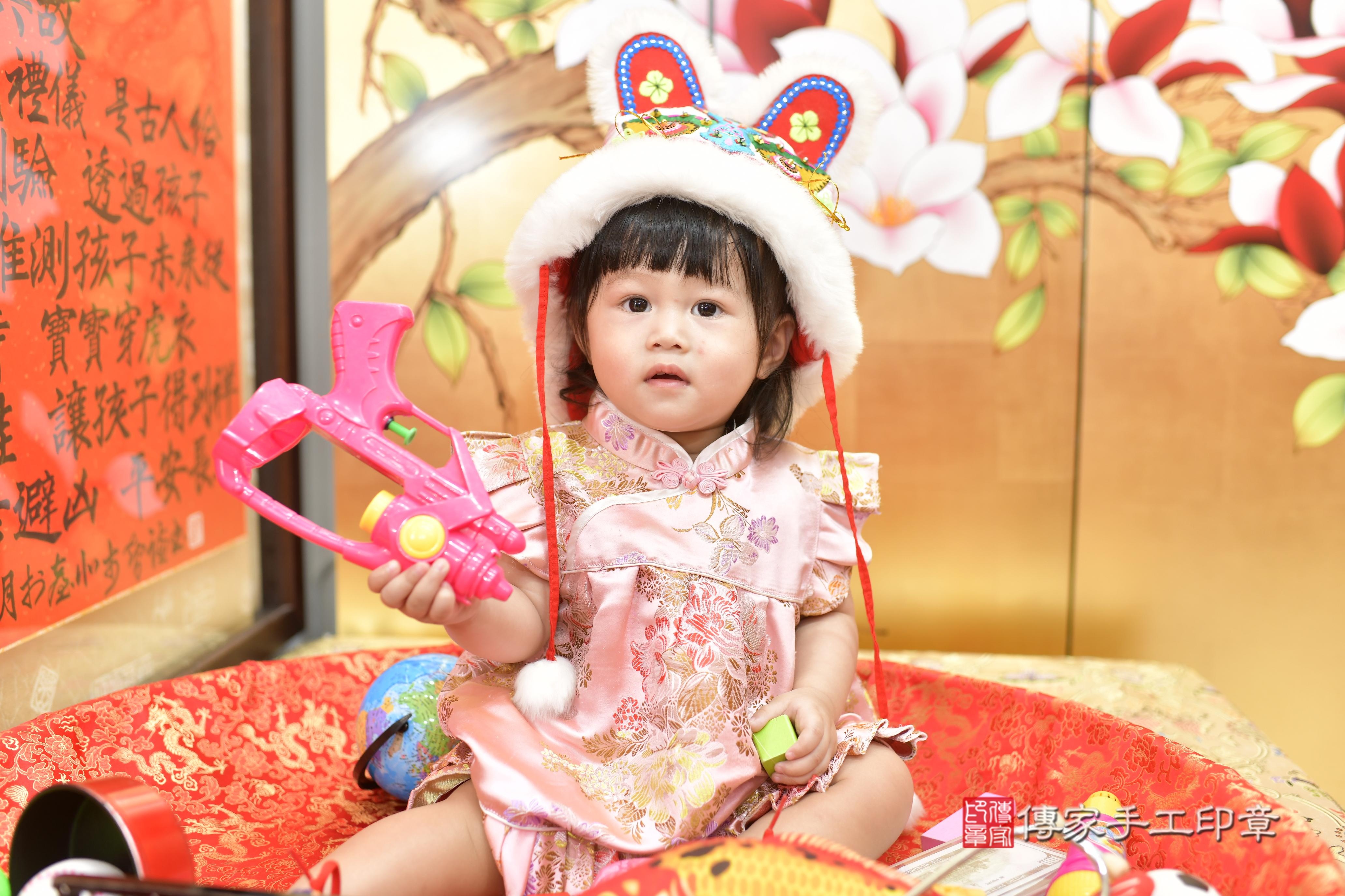 傳家手工印章新竹店、抓周、度脺、美式風會場、傳家嬰兒古禮、吉祥話、抓周道具物品24種、拍照。抓周證書。寶寶抓周、滿周歲、生日快樂、祝福 傳家手工印章新竹店、抓周、度脺、美式風會場、傳家嬰兒古禮、吉祥話、抓周道具物品24種、拍照。抓周證書。寶寶抓周、滿周歲、生日快樂、祝福