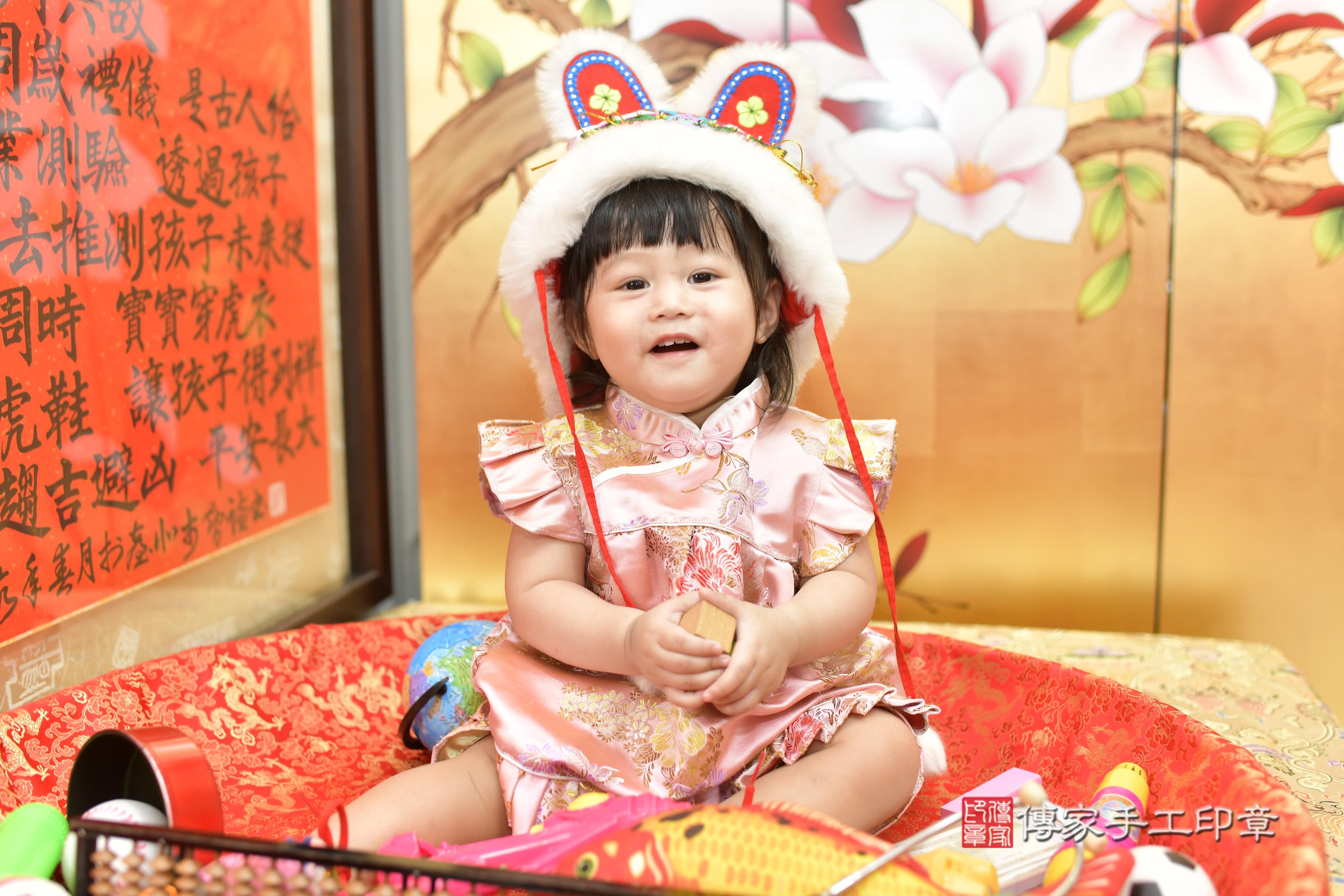 傳家手工印章新竹店、抓周、度脺、美式風會場、傳家嬰兒古禮、吉祥話、抓周道具物品24種、拍照。抓周證書。寶寶抓周、滿周歲、生日快樂、祝福 傳家手工印章新竹店、抓周、度脺、美式風會場、傳家嬰兒古禮、吉祥話、抓周道具物品24種、拍照。抓周證書。寶寶抓周、滿周歲、生日快樂、祝福