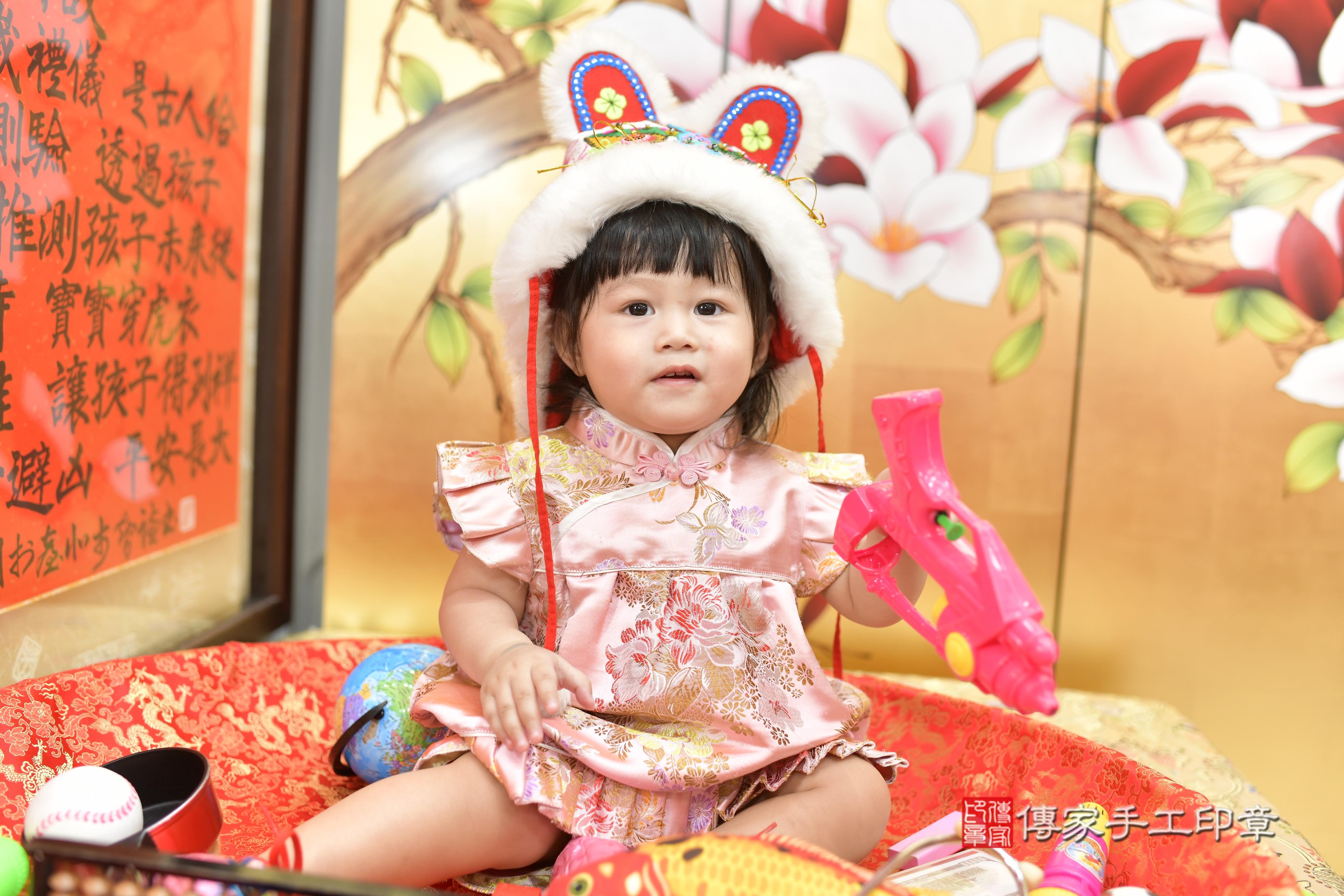 傳家手工印章新竹店、抓周、度脺、美式風會場、傳家嬰兒古禮、吉祥話、抓周道具物品24種、拍照。抓周證書。寶寶抓周、滿周歲、生日快樂、祝福 傳家手工印章新竹店、抓周、度脺、美式風會場、傳家嬰兒古禮、吉祥話、抓周道具物品24種、拍照。抓周證書。寶寶抓周、滿周歲、生日快樂、祝福