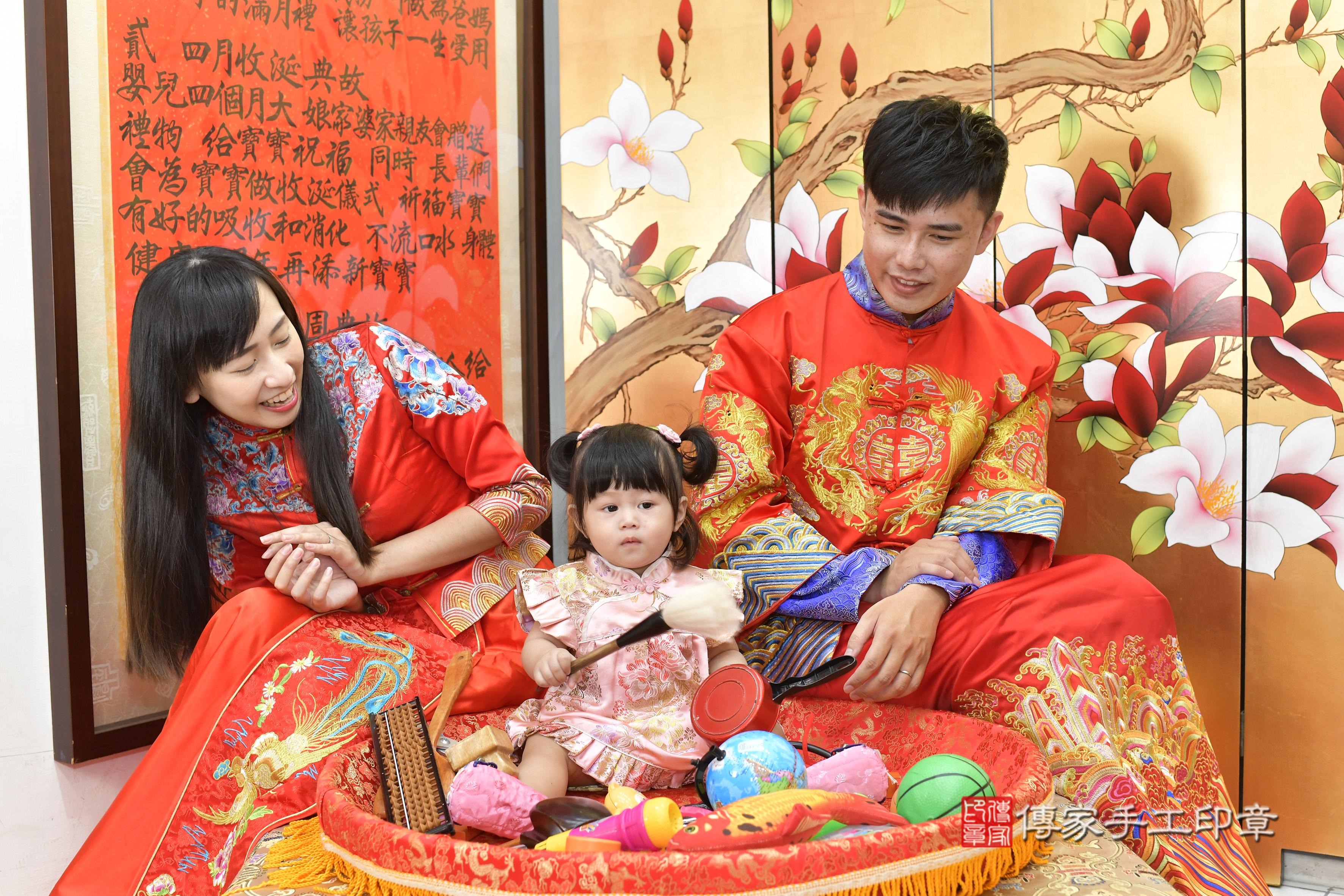 傳家手工印章新竹店、抓周、度脺、美式風會場、傳家嬰兒古禮、吉祥話、抓周道具物品24種、拍照。抓周證書。寶寶抓周、滿周歲、生日快樂、祝福 傳家手工印章新竹店、抓周、度脺、美式風會場、傳家嬰兒古禮、吉祥話、抓周道具物品24種、拍照。抓周證書。寶寶抓周、滿周歲、生日快樂、祝福