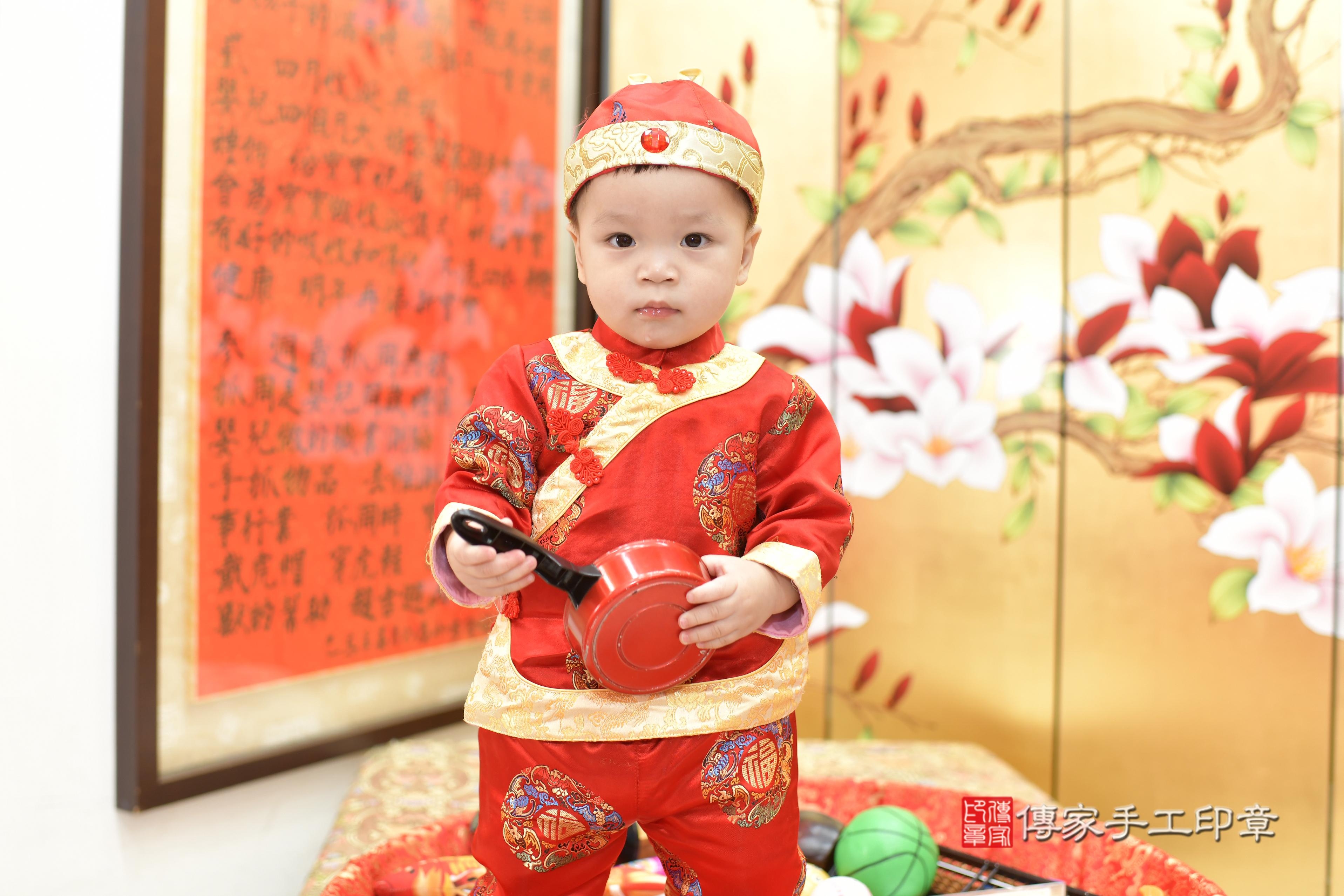 傳家手工印章新竹店、抓周、度脺、美式風會場、傳家嬰兒古禮、吉祥話、抓周道具物品24種、拍照。抓周證書。寶寶抓周、滿周歲、生日快樂、祝福 傳家手工印章新竹店、抓周、度脺、美式風會場、傳家嬰兒古禮、吉祥話、抓周道具物品24種、拍照。抓周證書。寶寶抓周、滿周歲、生日快樂、祝福