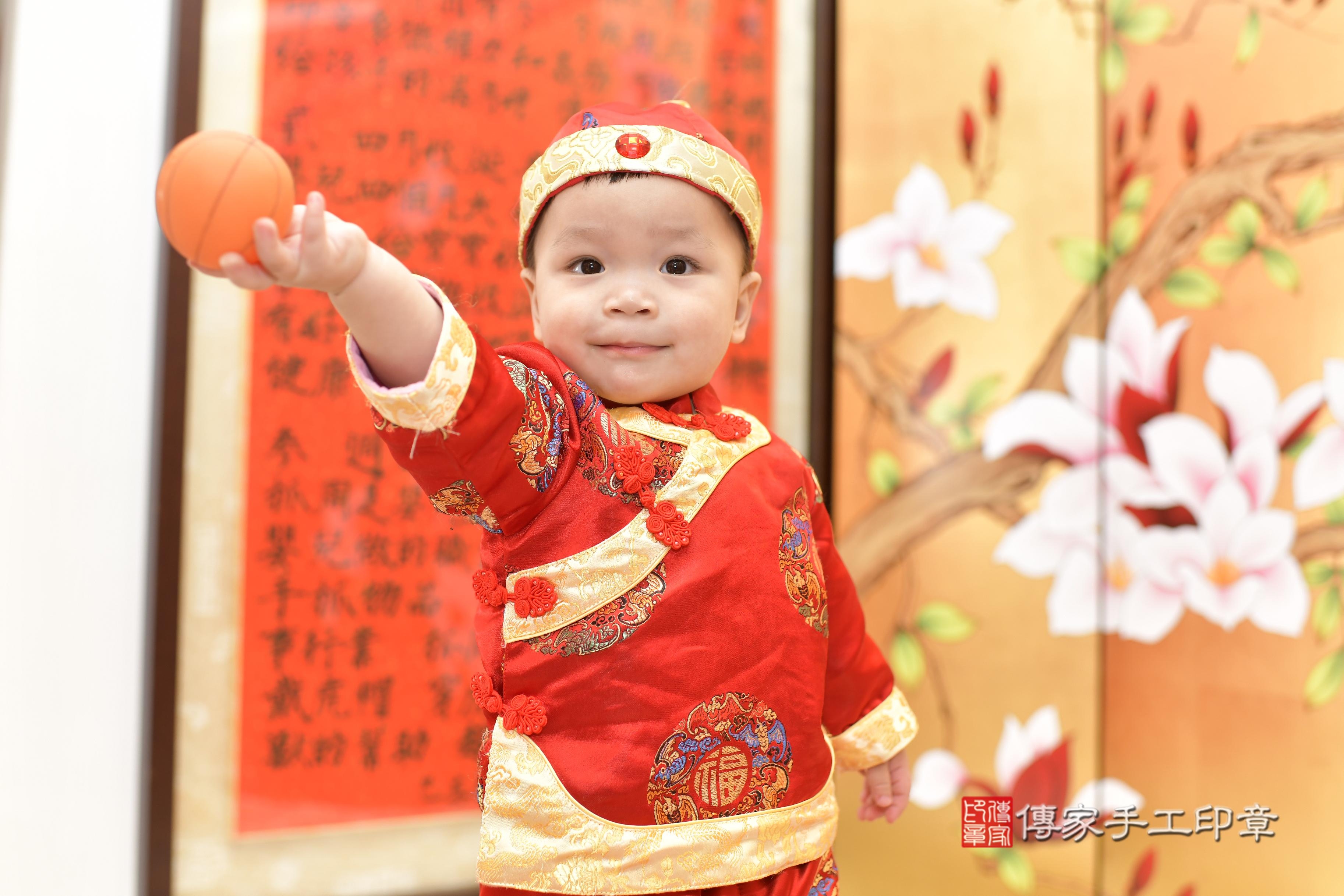 傳家手工印章新竹店、抓周、度脺、美式風會場、傳家嬰兒古禮、吉祥話、抓周道具物品24種、拍照。抓周證書。寶寶抓周、滿周歲、生日快樂、祝福 傳家手工印章新竹店、抓周、度脺、美式風會場、傳家嬰兒古禮、吉祥話、抓周道具物品24種、拍照。抓周證書。寶寶抓周、滿周歲、生日快樂、祝福