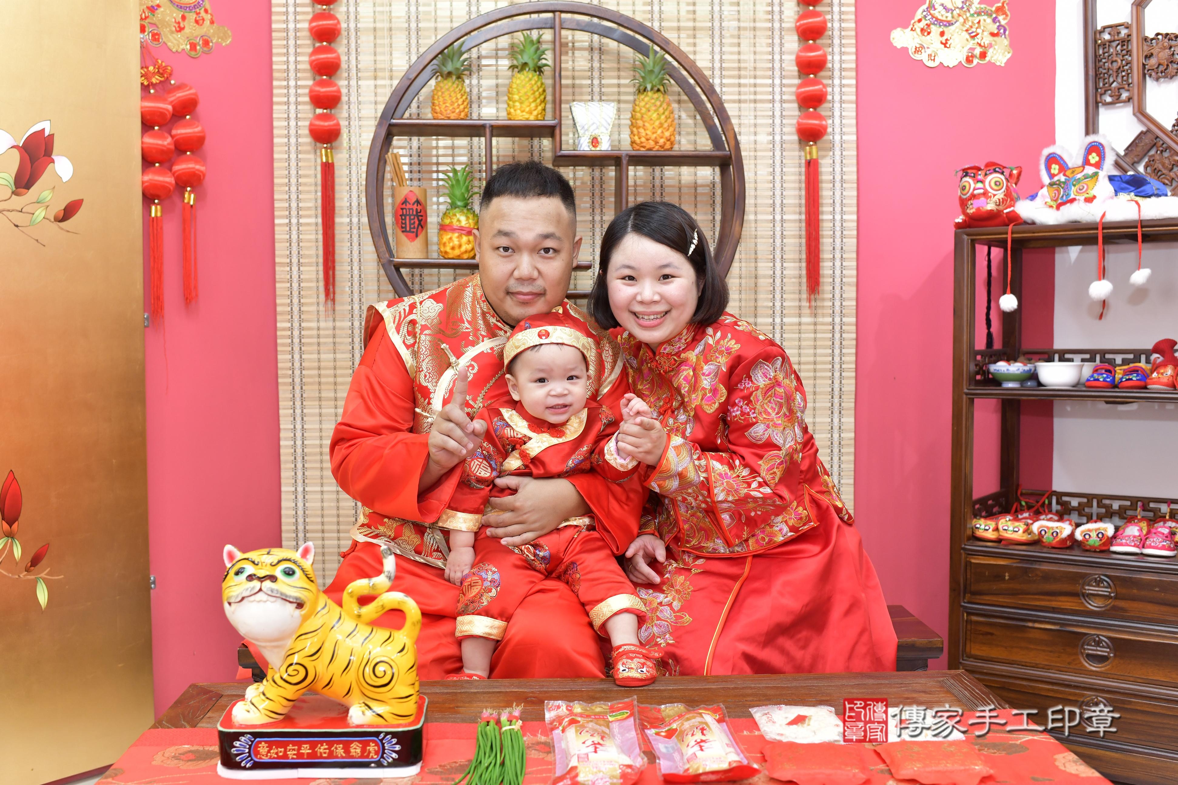 傳家手工印章新竹店、抓周、度脺、美式風會場、傳家嬰兒古禮、吉祥話、抓周道具物品24種、拍照。抓周證書。寶寶抓周、滿周歲、生日快樂、祝福 傳家手工印章新竹店、抓周、度脺、美式風會場、傳家嬰兒古禮、吉祥話、抓周道具物品24種、拍照。抓周證書。寶寶抓周、滿周歲、生日快樂、祝福