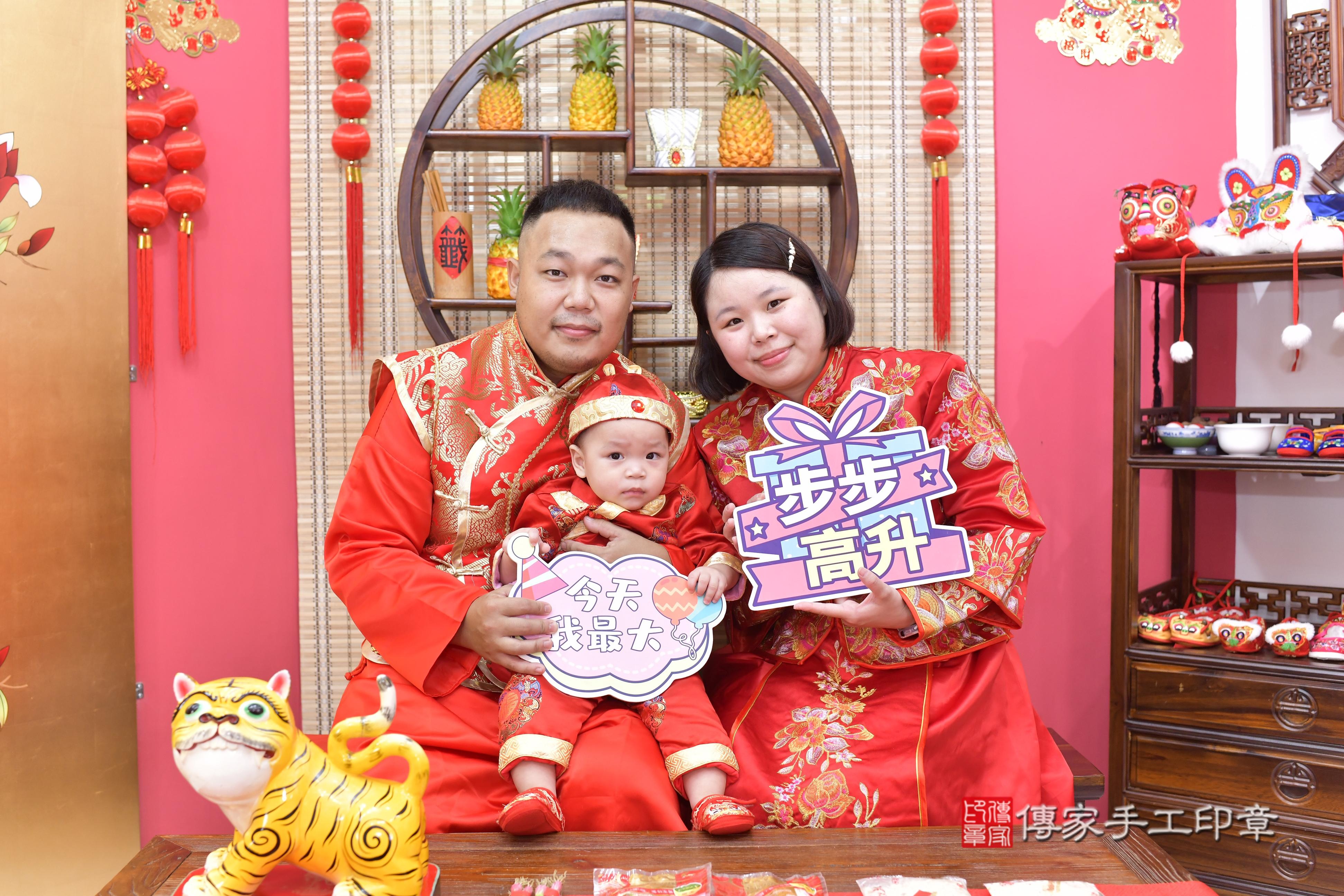 傳家手工印章新竹店、抓周、度脺、美式風會場、傳家嬰兒古禮、吉祥話、抓周道具物品24種、拍照。抓周證書。寶寶抓周、滿周歲、生日快樂、祝福 傳家手工印章新竹店、抓周、度脺、美式風會場、傳家嬰兒古禮、吉祥話、抓周道具物品24種、拍照。抓周證書。寶寶抓周、滿周歲、生日快樂、祝福