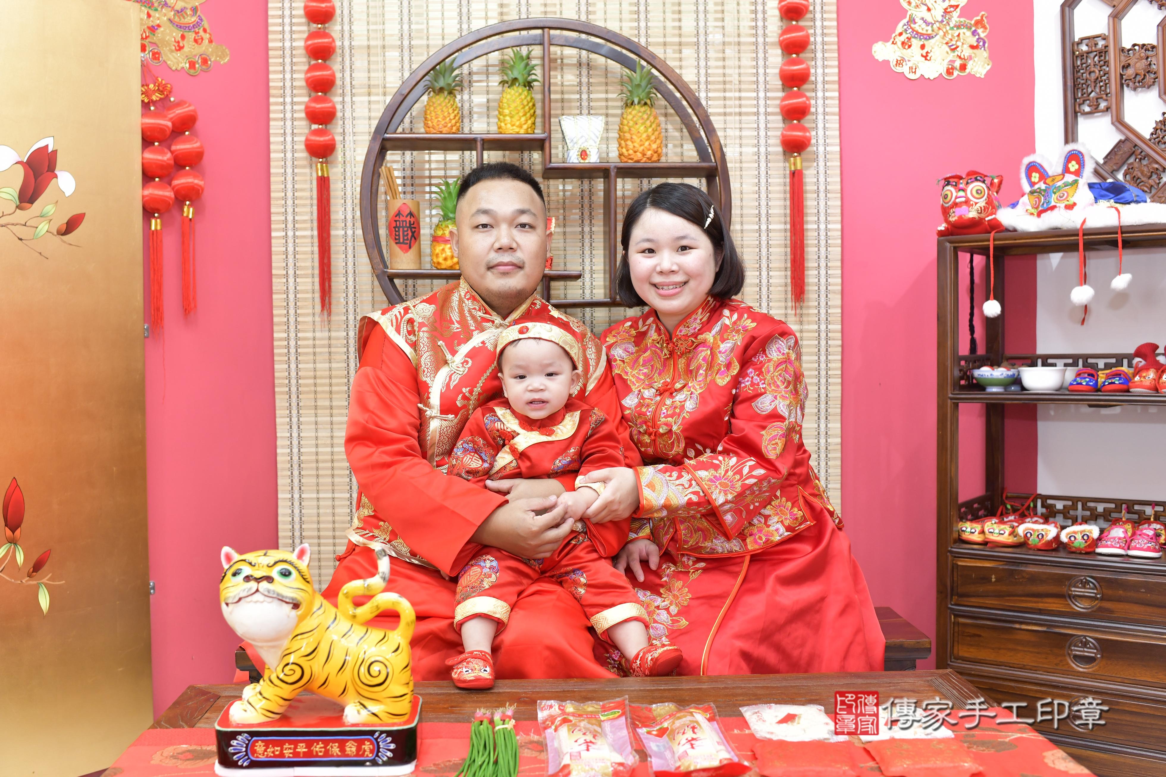 傳家手工印章新竹店、抓周、度脺、美式風會場、傳家嬰兒古禮、吉祥話、抓周道具物品24種、拍照。抓周證書。寶寶抓周、滿周歲、生日快樂、祝福 傳家手工印章新竹店、抓周、度脺、美式風會場、傳家嬰兒古禮、吉祥話、抓周道具物品24種、拍照。抓周證書。寶寶抓周、滿周歲、生日快樂、祝福