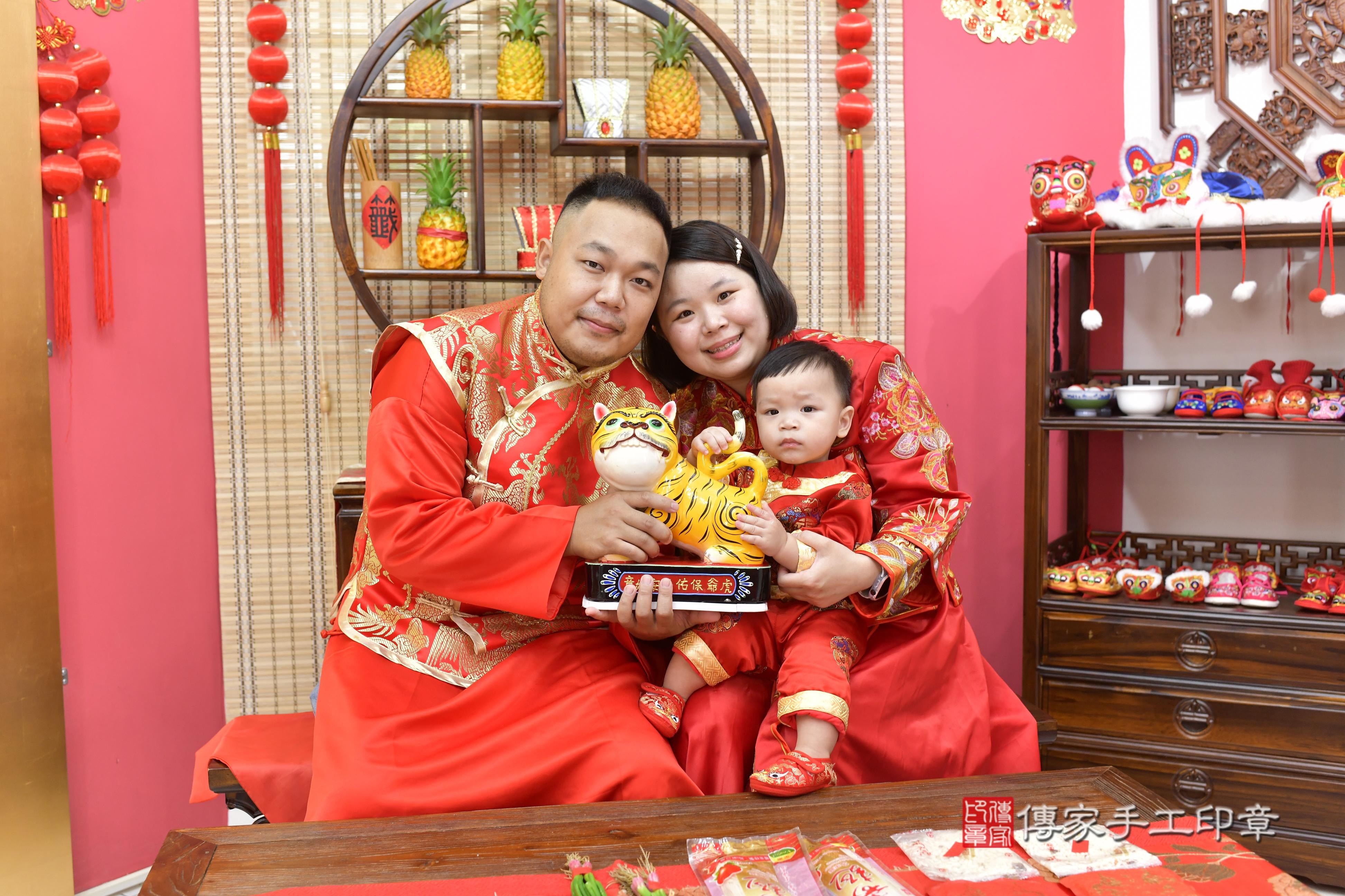 傳家手工印章新竹店、抓周、度脺、美式風會場、傳家嬰兒古禮、吉祥話、抓周道具物品24種、拍照。抓周證書。寶寶抓周、滿周歲、生日快樂、祝福 傳家手工印章新竹店、抓周、度脺、美式風會場、傳家嬰兒古禮、吉祥話、抓周道具物品24種、拍照。抓周證書。寶寶抓周、滿周歲、生日快樂、祝福