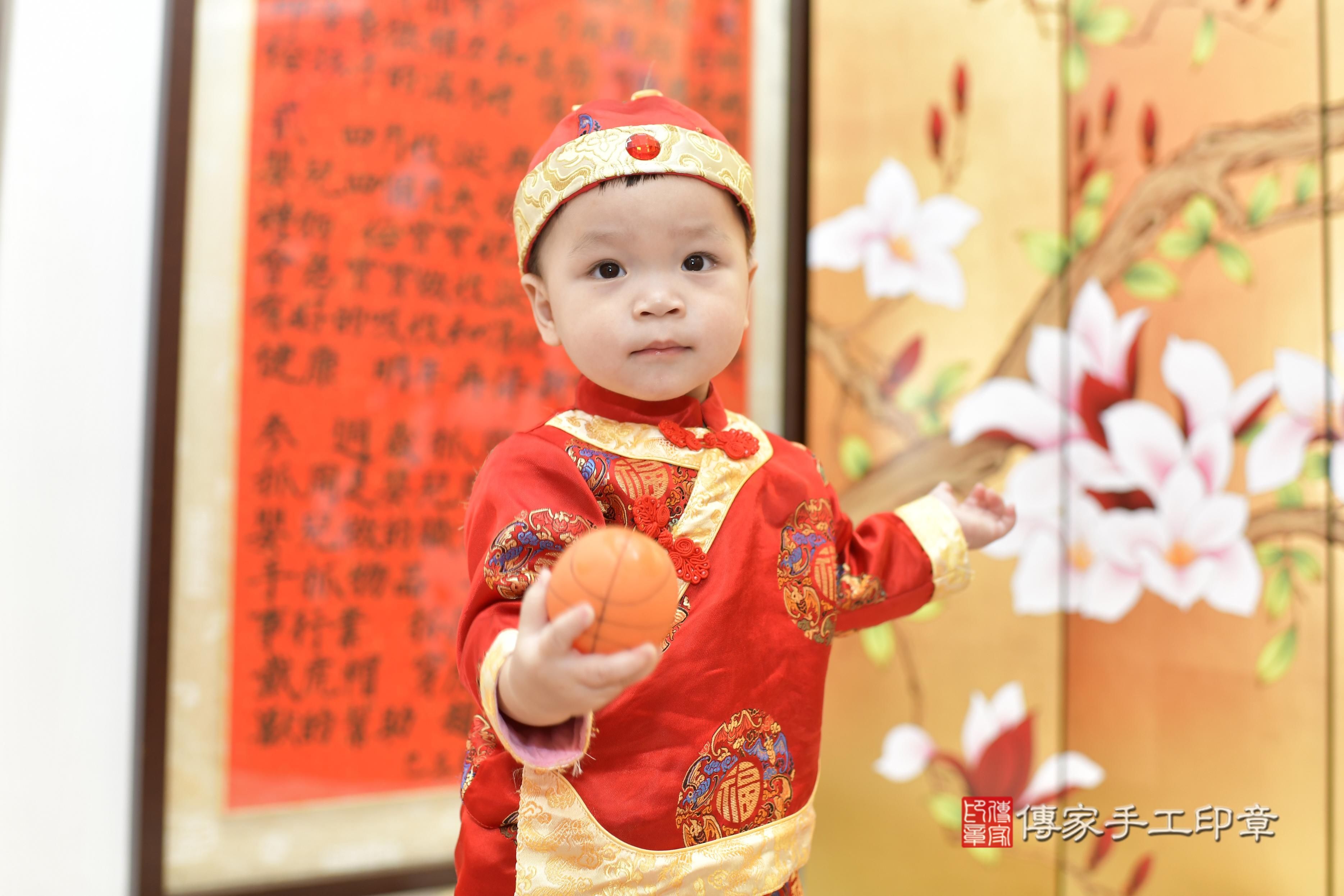 傳家手工印章新竹店、抓周、度脺、美式風會場、傳家嬰兒古禮、吉祥話、抓周道具物品24種、拍照。抓周證書。寶寶抓周、滿周歲、生日快樂、祝福 傳家手工印章新竹店、抓周、度脺、美式風會場、傳家嬰兒古禮、吉祥話、抓周道具物品24種、拍照。抓周證書。寶寶抓周、滿周歲、生日快樂、祝福