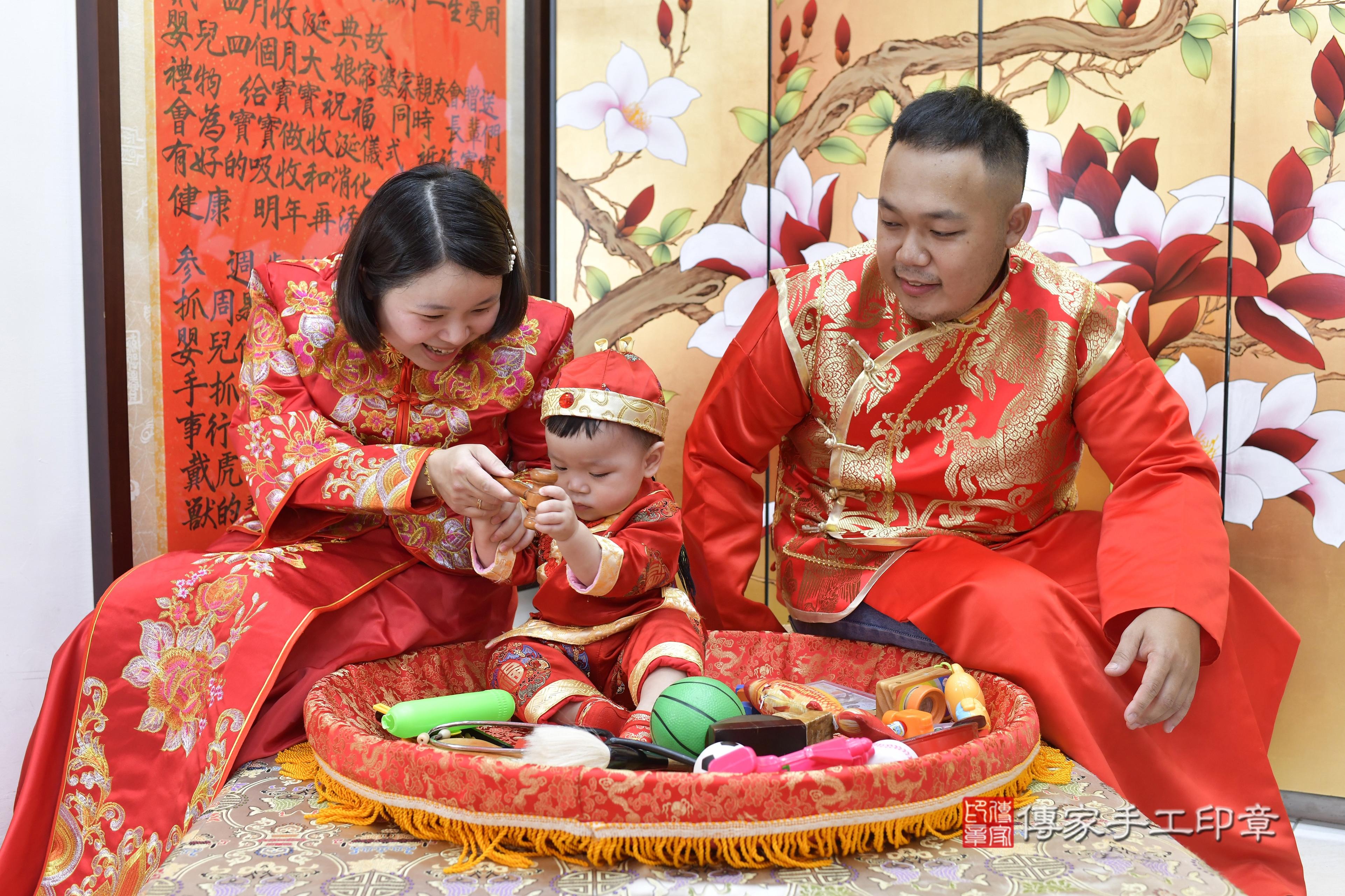 傳家手工印章新竹店、抓周、度脺、美式風會場、傳家嬰兒古禮、吉祥話、抓周道具物品24種、拍照。抓周證書。寶寶抓周、滿周歲、生日快樂、祝福 傳家手工印章新竹店、抓周、度脺、美式風會場、傳家嬰兒古禮、吉祥話、抓周道具物品24種、拍照。抓周證書。寶寶抓周、滿周歲、生日快樂、祝福