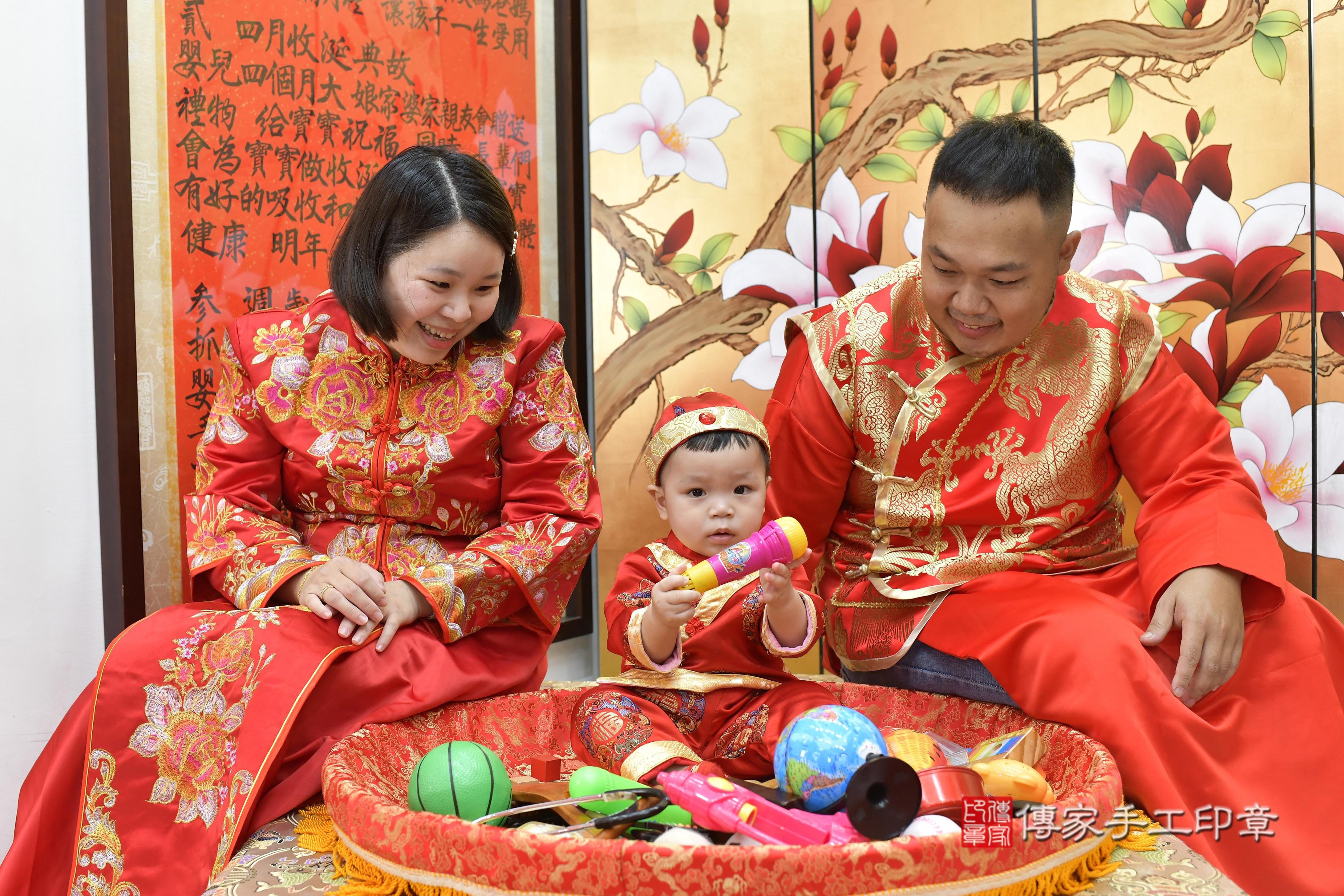 傳家手工印章新竹店、抓周、度脺、美式風會場、傳家嬰兒古禮、吉祥話、抓周道具物品24種、拍照。抓周證書。寶寶抓周、滿周歲、生日快樂、祝福 傳家手工印章新竹店、抓周、度脺、美式風會場、傳家嬰兒古禮、吉祥話、抓周道具物品24種、拍照。抓周證書。寶寶抓周、滿周歲、生日快樂、祝福