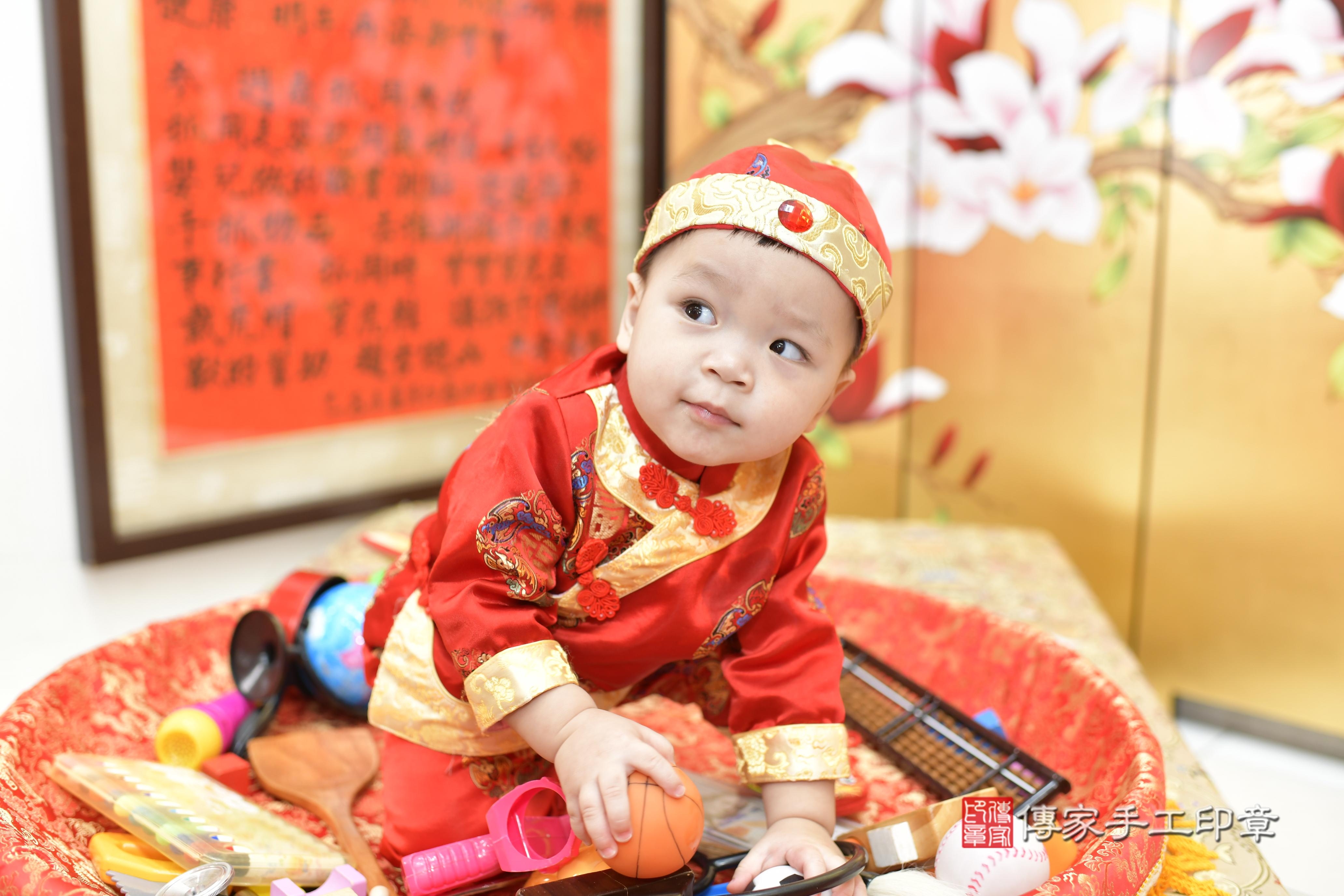 傳家手工印章新竹店、抓周、度脺、美式風會場、傳家嬰兒古禮、吉祥話、抓周道具物品24種、拍照。抓周證書。寶寶抓周、滿周歲、生日快樂、祝福 傳家手工印章新竹店、抓周、度脺、美式風會場、傳家嬰兒古禮、吉祥話、抓周道具物品24種、拍照。抓周證書。寶寶抓周、滿周歲、生日快樂、祝福