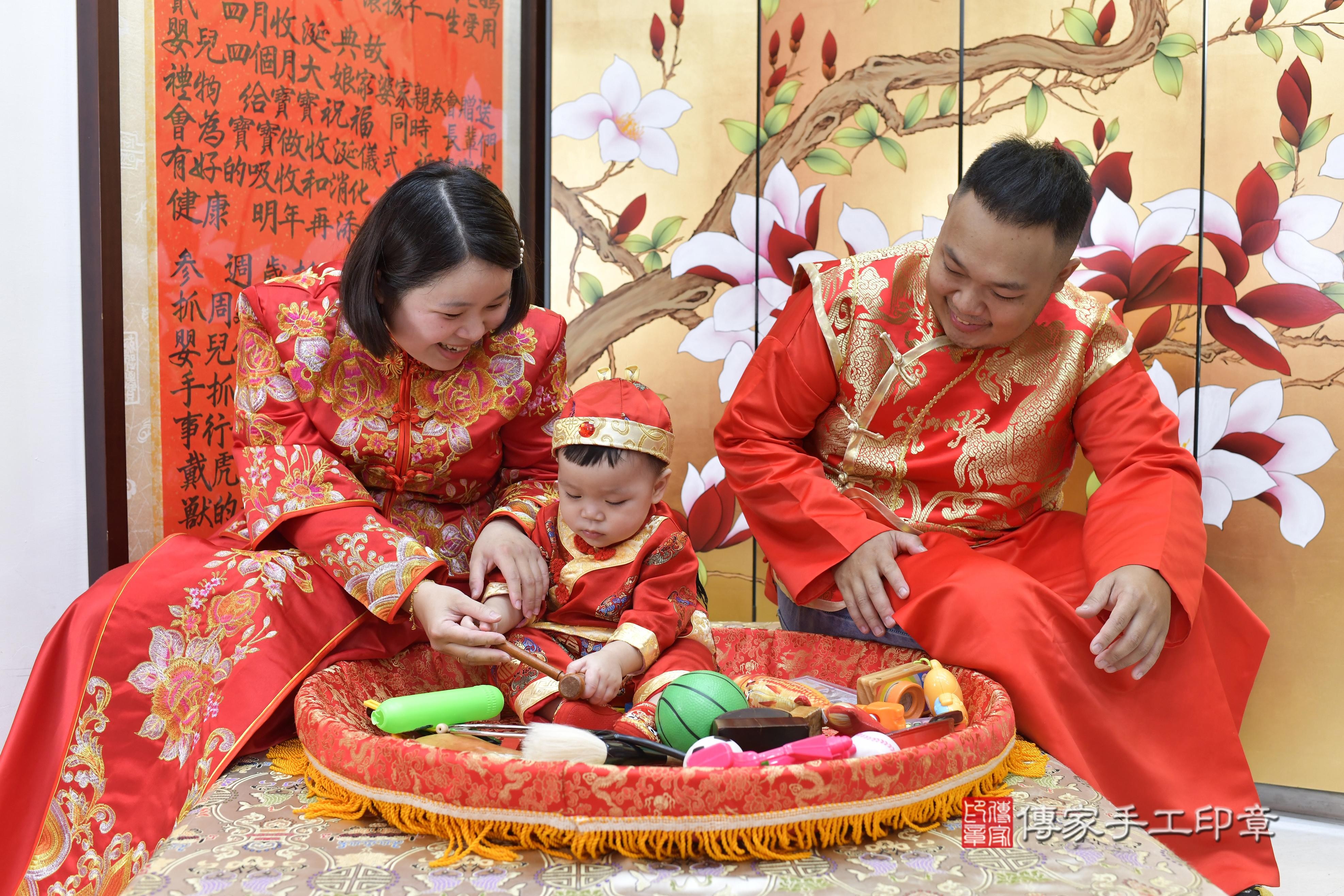傳家手工印章新竹店、抓周、度脺、美式風會場、傳家嬰兒古禮、吉祥話、抓周道具物品24種、拍照。抓周證書。寶寶抓周、滿周歲、生日快樂、祝福 傳家手工印章新竹店、抓周、度脺、美式風會場、傳家嬰兒古禮、吉祥話、抓周道具物品24種、拍照。抓周證書。寶寶抓周、滿周歲、生日快樂、祝福