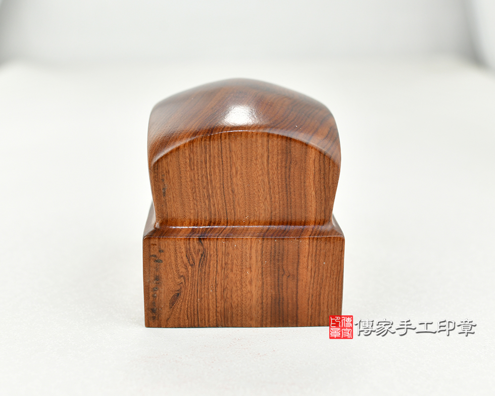 傳家手工印章實際成品：紫檀濟公廟章  (尺寸長寬7.5x10公分，高度8.5公分)