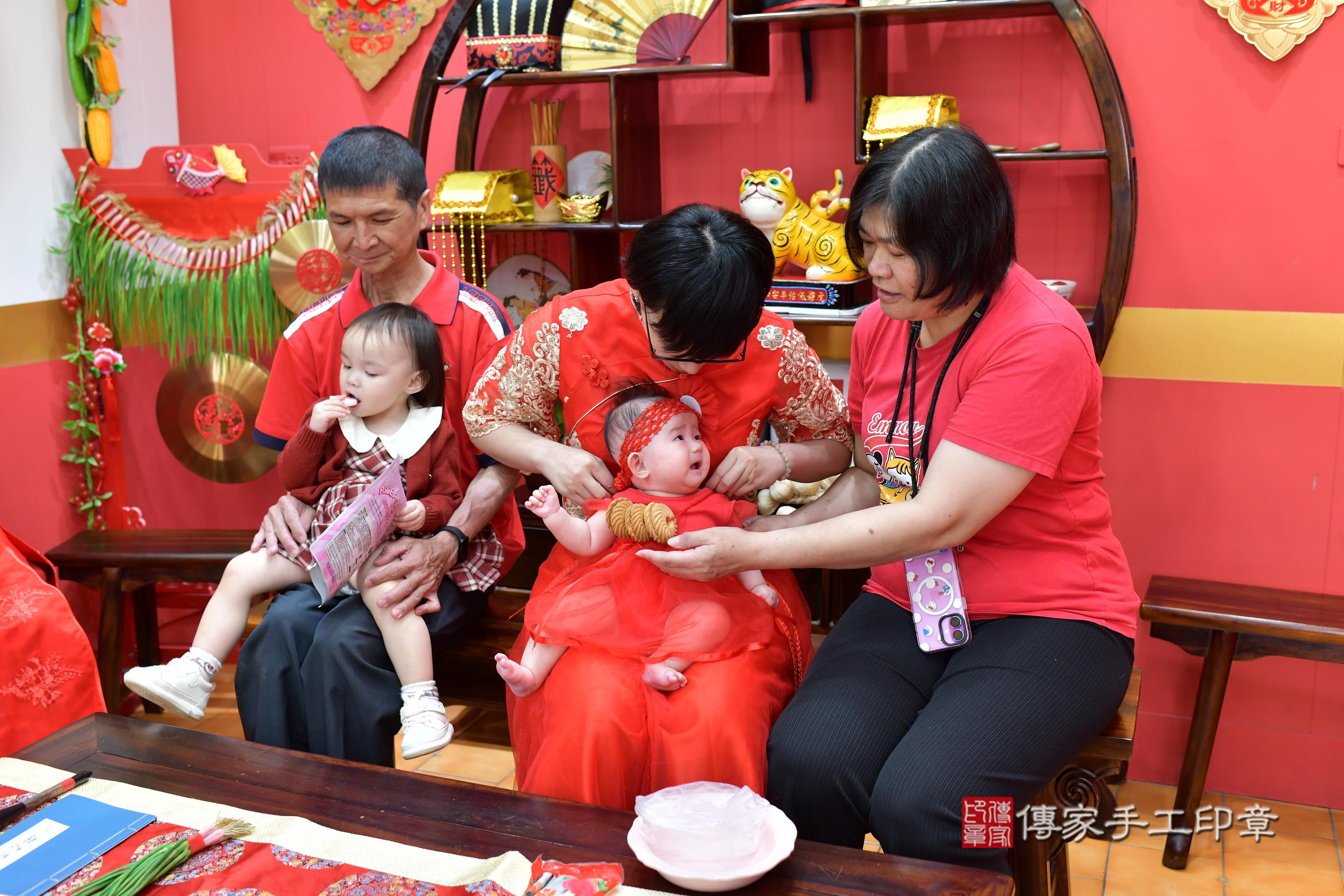 傳家手工印章桃園店、抓周、度脺、美式風會場、傳家嬰兒古禮、吉祥話、抓周道具物品24種、拍照。抓周證書。寶寶抓周、滿周歲、生日快樂、祝福 傳家手工印章桃園店、抓周、度脺、美式風會場、傳家嬰兒古禮、吉祥話、抓周道具物品24種、拍照。抓周證書。寶寶抓周、滿周歲、生日快樂、祝福