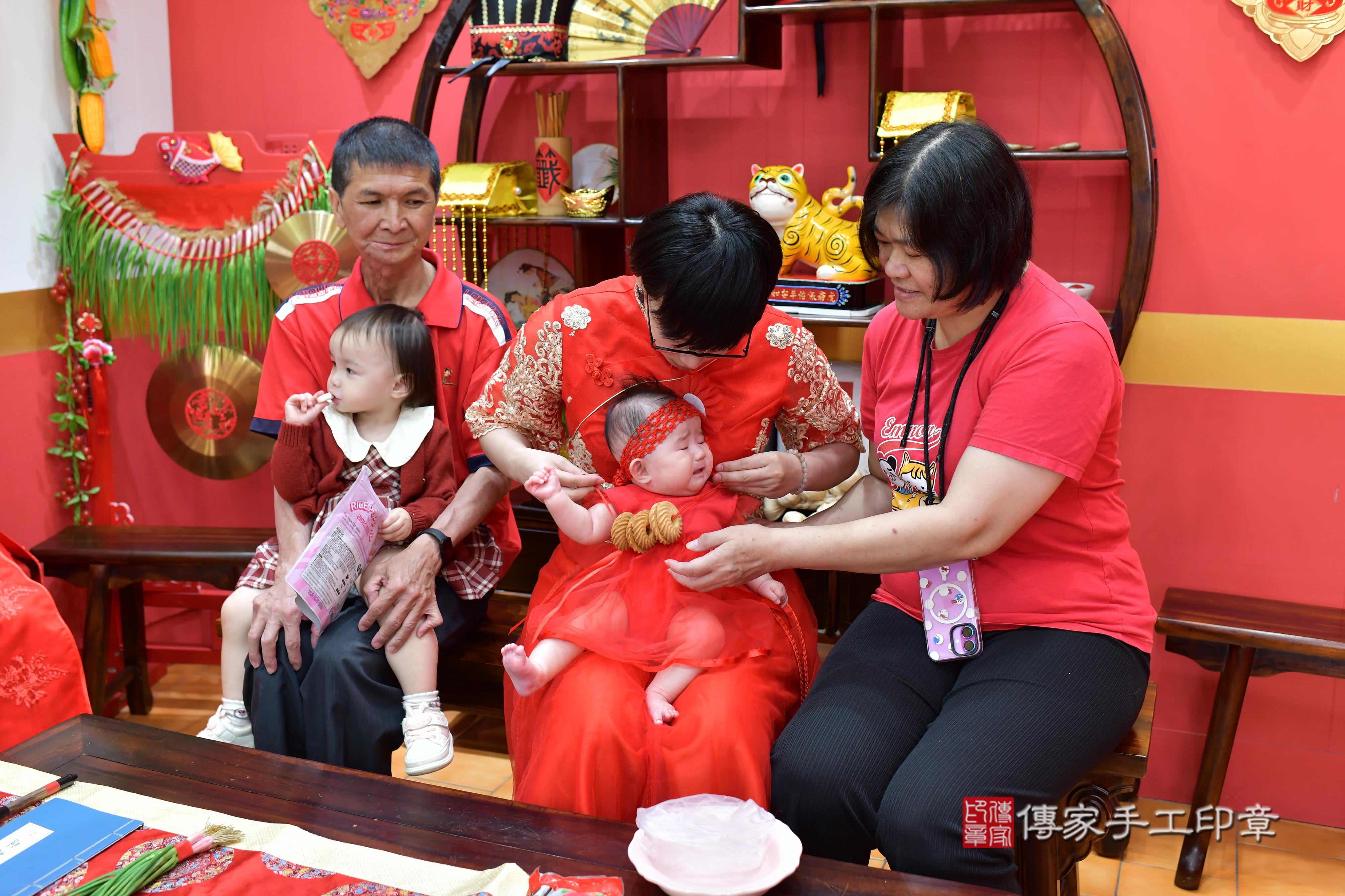 傳家手工印章桃園店、抓周、度脺、美式風會場、傳家嬰兒古禮、吉祥話、抓周道具物品24種、拍照。抓周證書。寶寶抓周、滿周歲、生日快樂、祝福 傳家手工印章桃園店、抓周、度脺、美式風會場、傳家嬰兒古禮、吉祥話、抓周道具物品24種、拍照。抓周證書。寶寶抓周、滿周歲、生日快樂、祝福