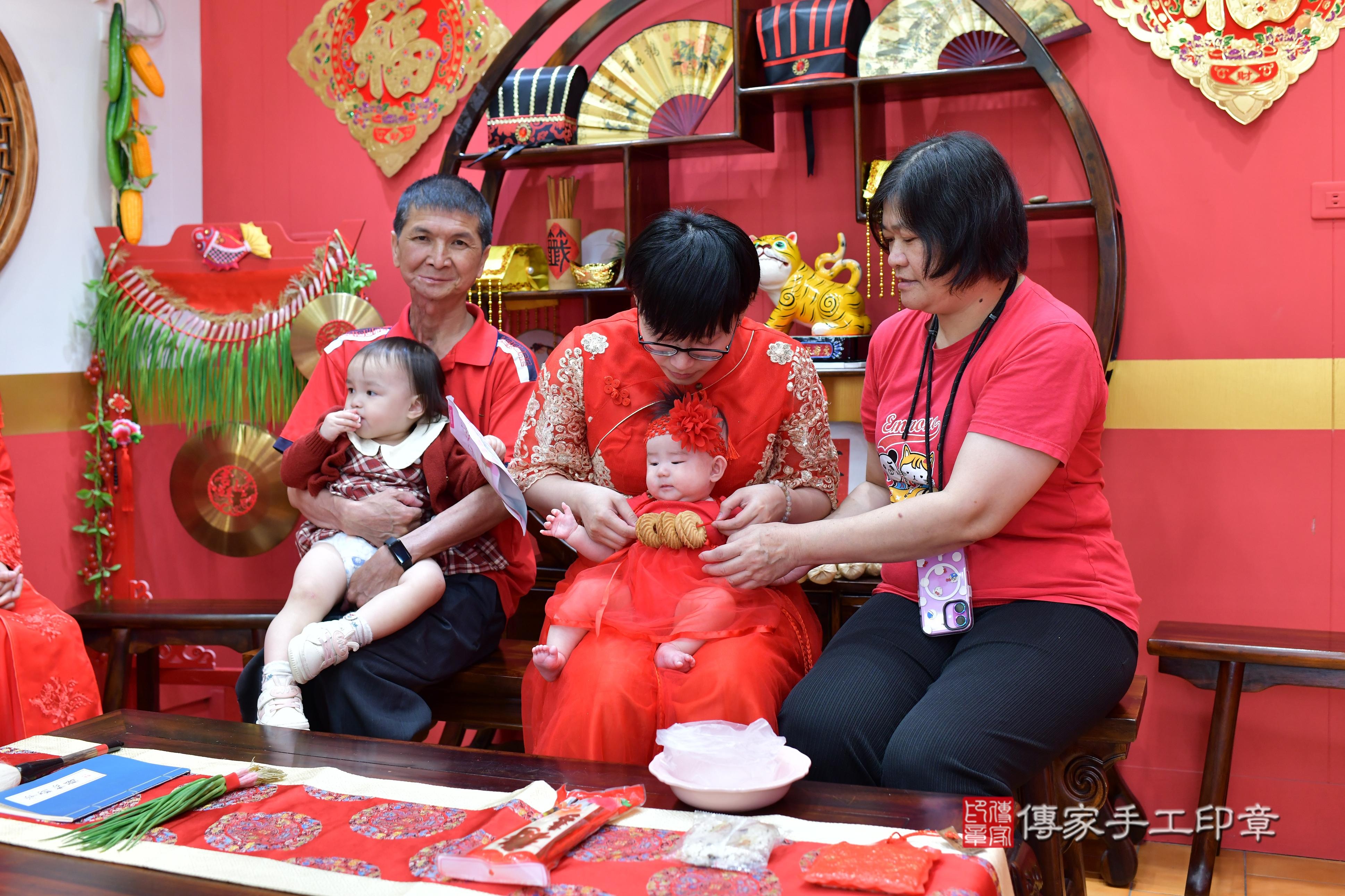 傳家手工印章桃園店、抓周、度脺、美式風會場、傳家嬰兒古禮、吉祥話、抓周道具物品24種、拍照。抓周證書。寶寶抓周、滿周歲、生日快樂、祝福 傳家手工印章桃園店、抓周、度脺、美式風會場、傳家嬰兒古禮、吉祥話、抓周道具物品24種、拍照。抓周證書。寶寶抓周、滿周歲、生日快樂、祝福
