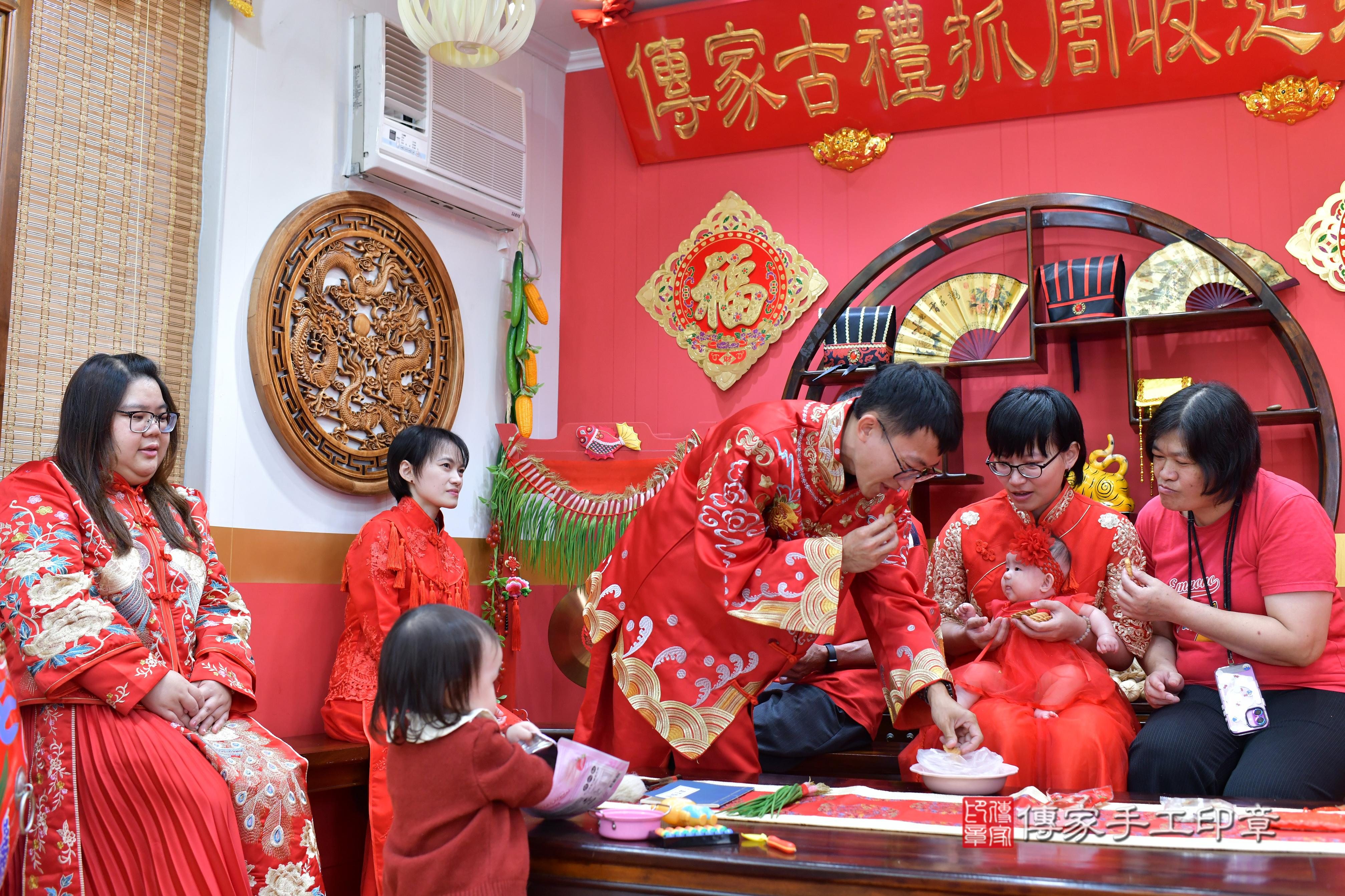 傳家手工印章桃園店、抓周、度脺、美式風會場、傳家嬰兒古禮、吉祥話、抓周道具物品24種、拍照。抓周證書。寶寶抓周、滿周歲、生日快樂、祝福 傳家手工印章桃園店、抓周、度脺、美式風會場、傳家嬰兒古禮、吉祥話、抓周道具物品24種、拍照。抓周證書。寶寶抓周、滿周歲、生日快樂、祝福