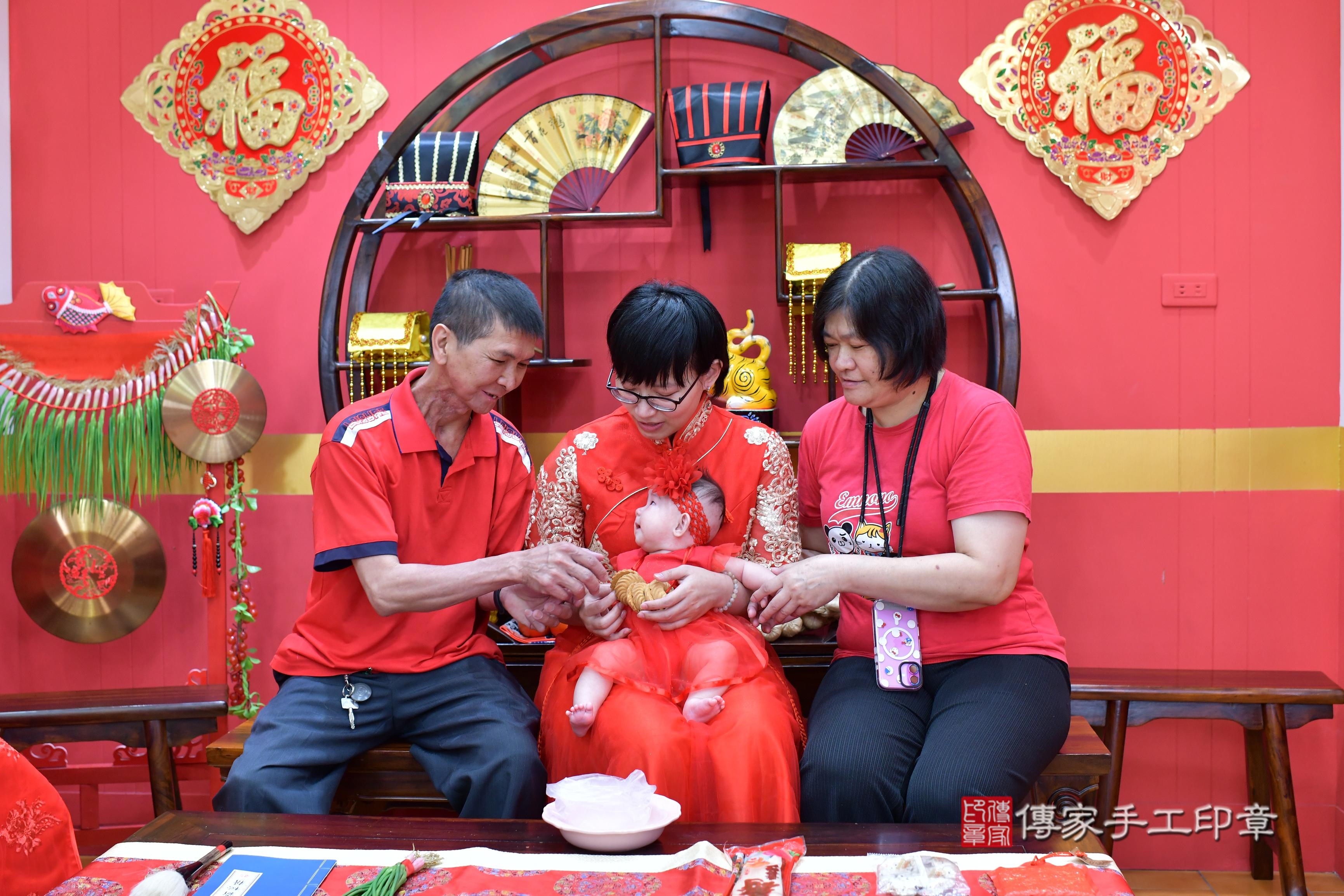 傳家手工印章桃園店、抓周、度脺、美式風會場、傳家嬰兒古禮、吉祥話、抓周道具物品24種、拍照。抓周證書。寶寶抓周、滿周歲、生日快樂、祝福 傳家手工印章桃園店、抓周、度脺、美式風會場、傳家嬰兒古禮、吉祥話、抓周道具物品24種、拍照。抓周證書。寶寶抓周、滿周歲、生日快樂、祝福